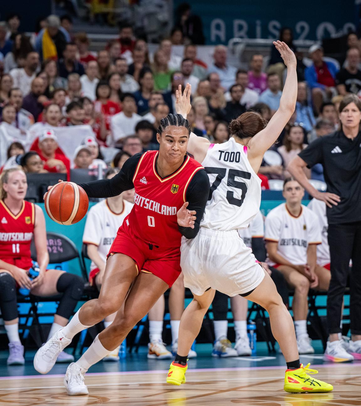 Deutschlands Satou Sabally in Aktion beim Spiel gegen Japan am 01.08.2024.