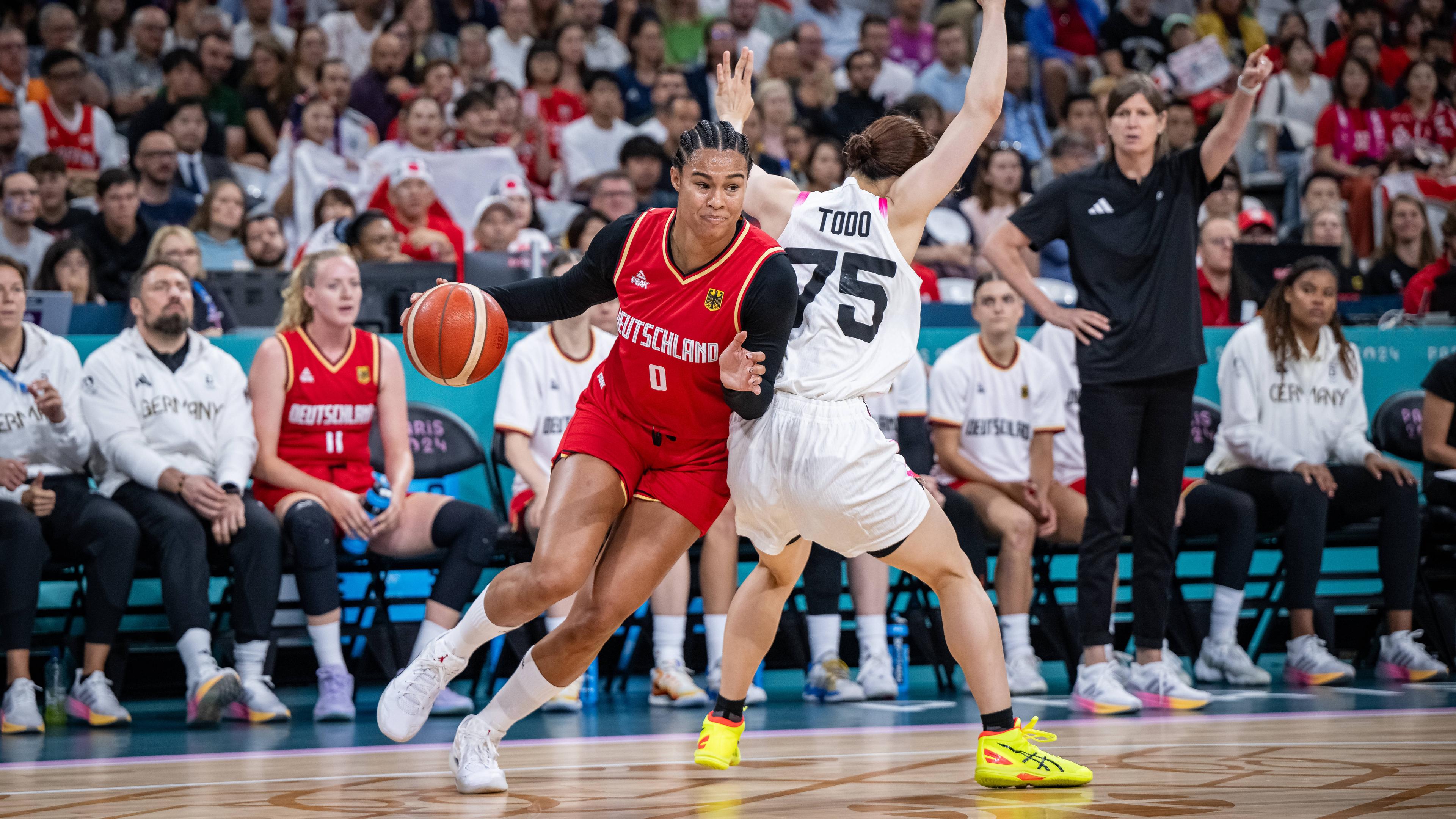 Deutschlands Satou Sabally in Aktion beim Spiel gegen Japan am 01.08.2024.