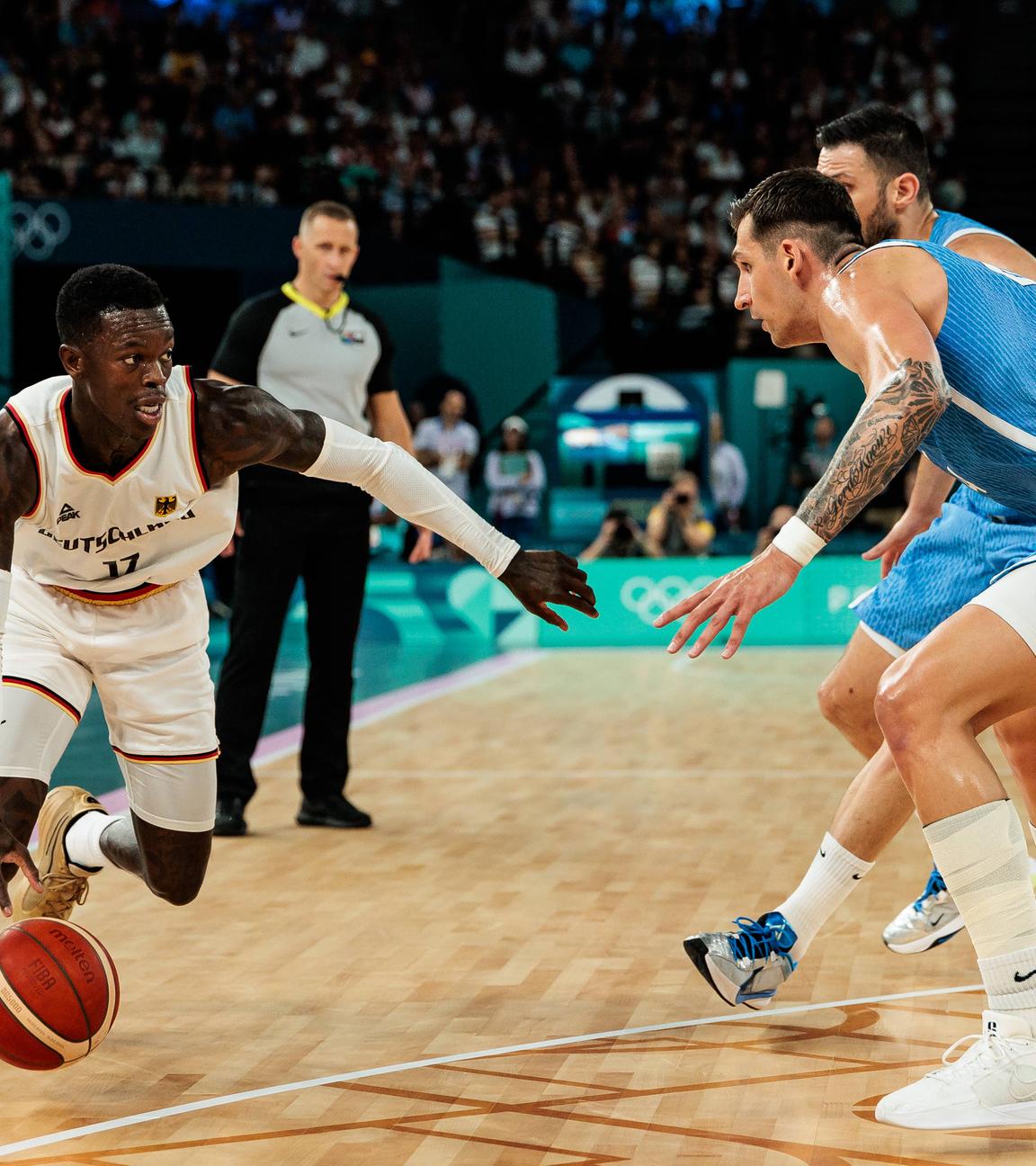 Dennis Schröder (Deutschland, 17) am Ball.