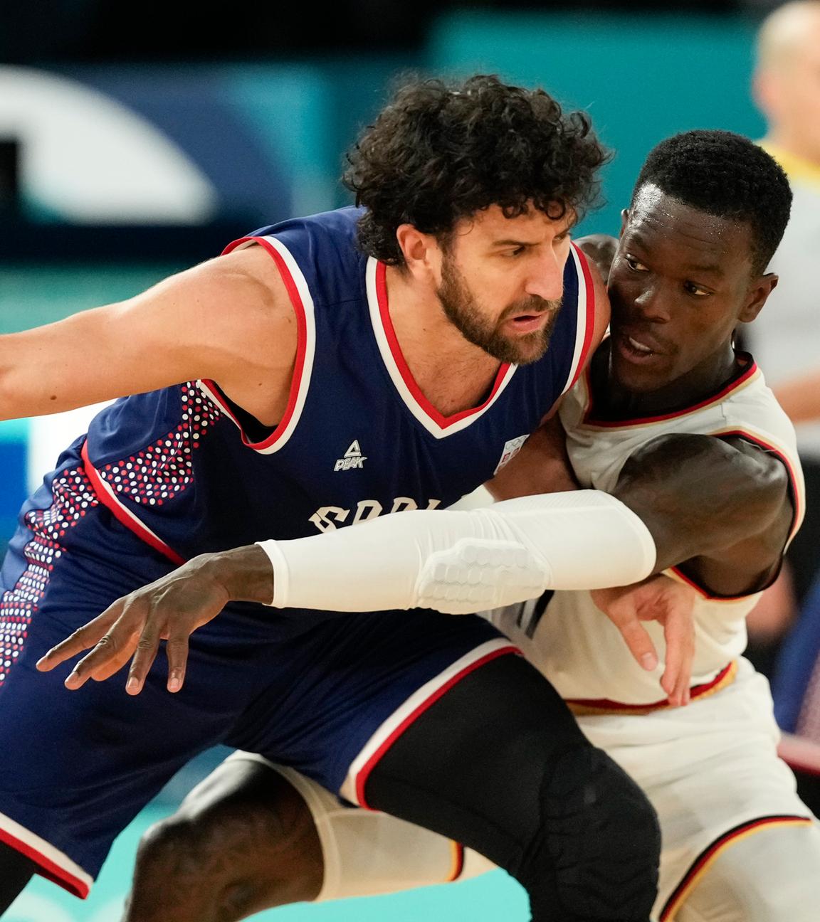 Vasilije Micic verteidigt den Ball gegen Dennis Schröder