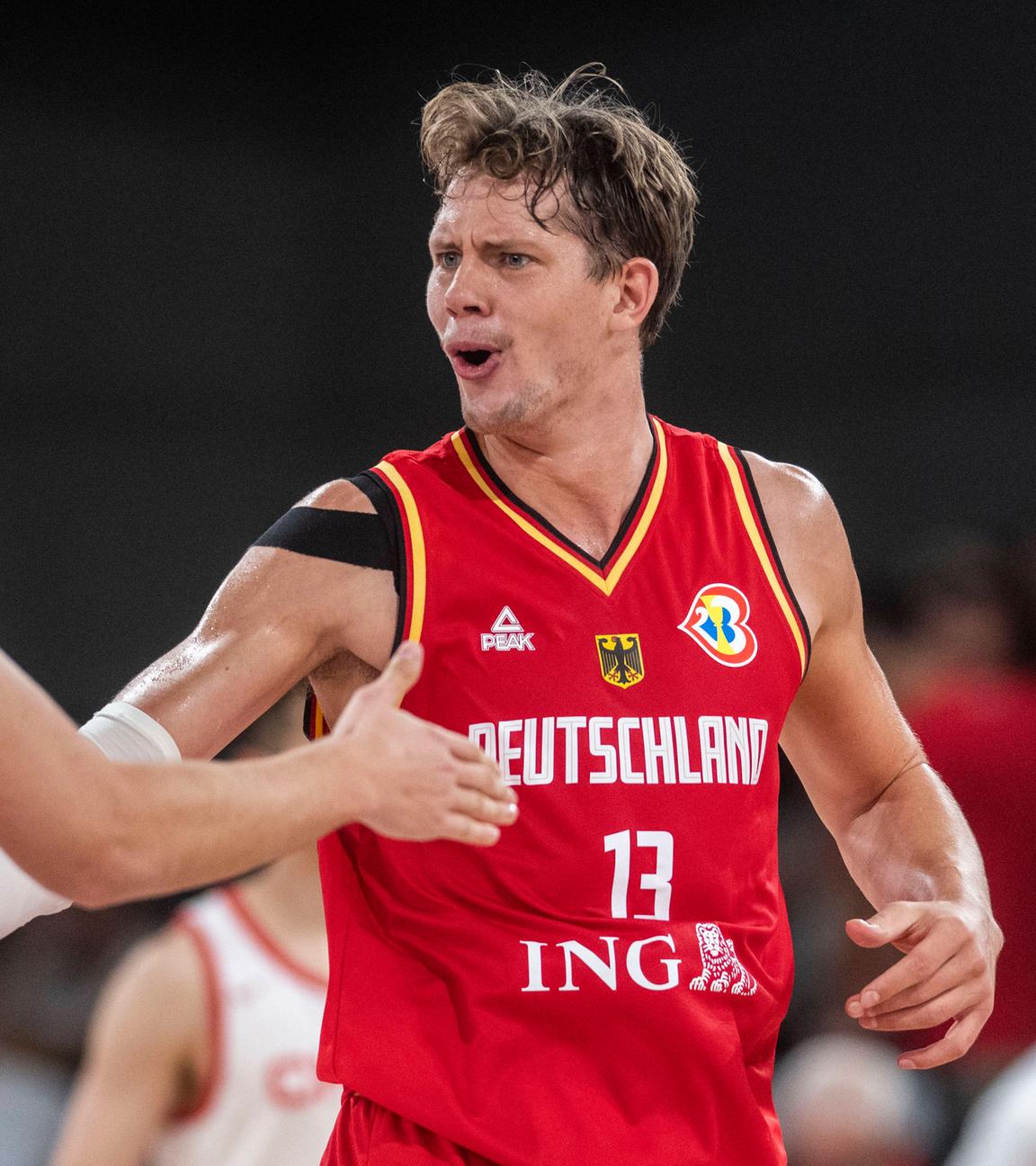 Die deutschen Basketballer Franz Wagner und Moritz Wagner freuen sich und klatschen sich ab.