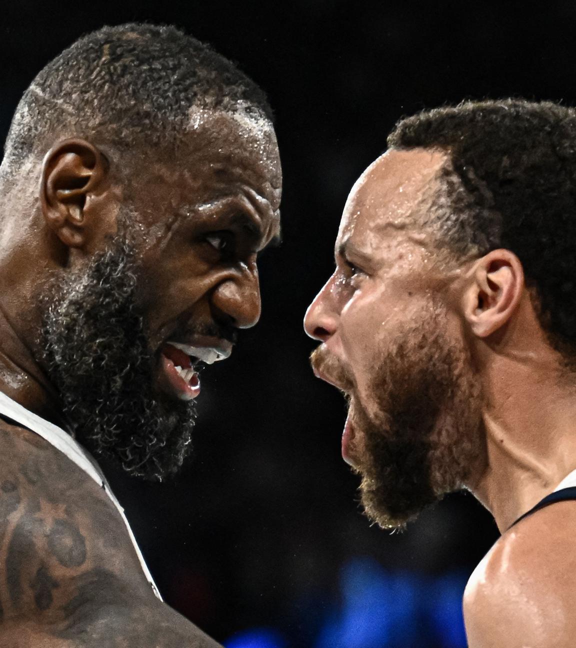 Die US-Amerikaner LeBron James und Stephen Curry jubeln nach ihrem Sieg gegen Serbien beim Basketball.