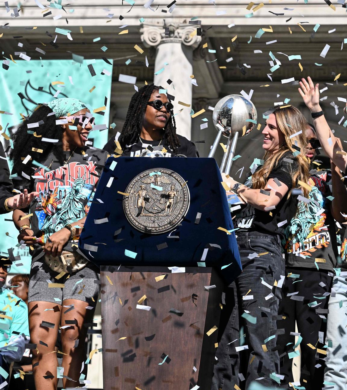 Die Spielerinnen von New York Liberty feiern ihren Sieg.