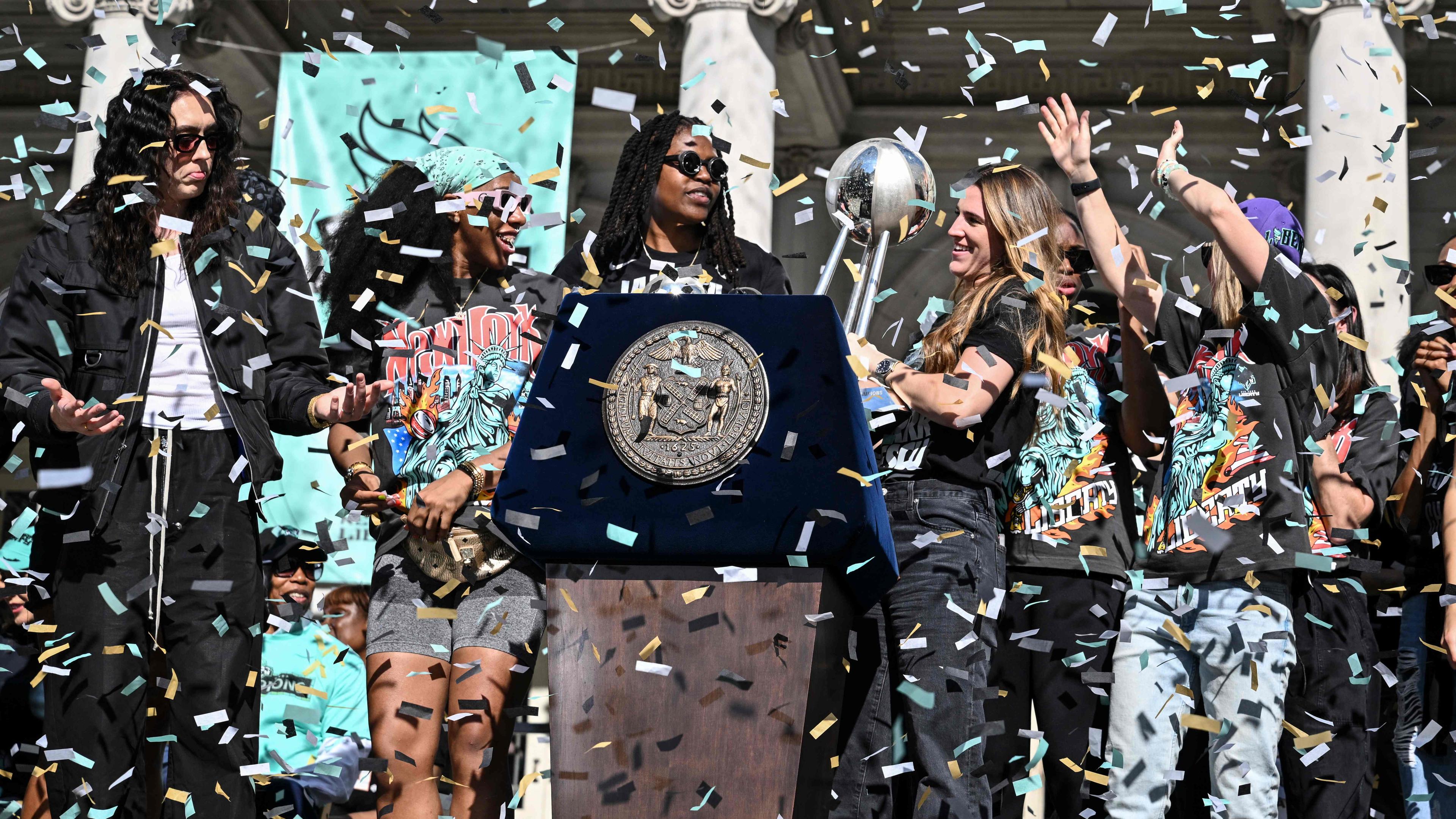 Die Spielerinnen von New York Liberty feiern ihren Sieg.