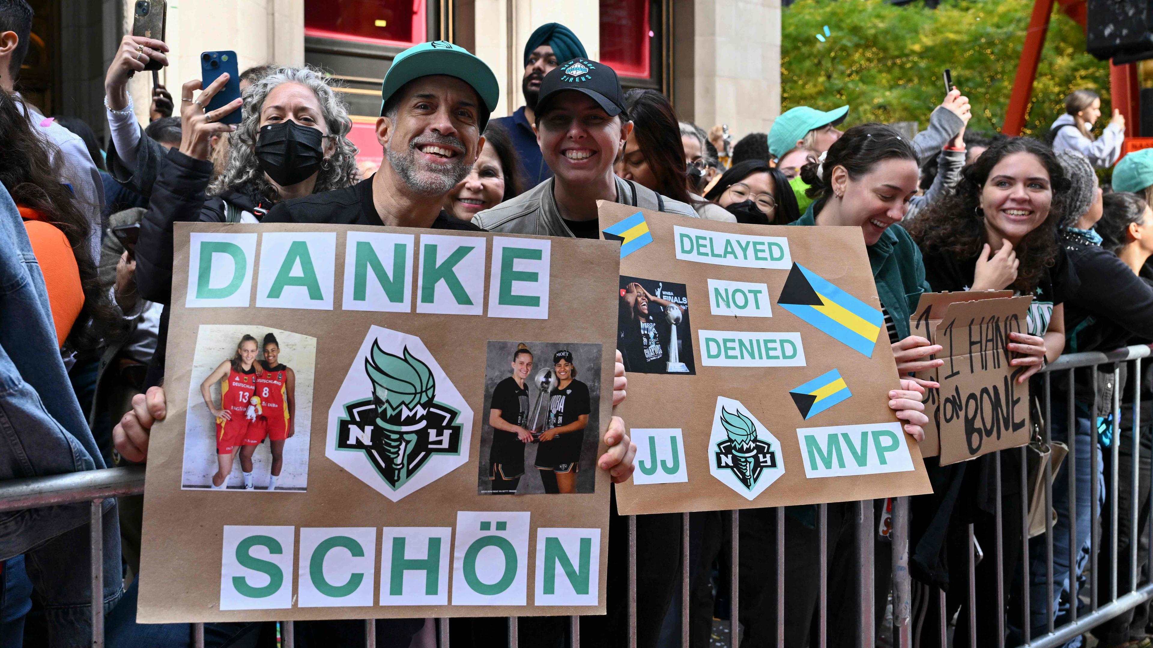 Fans celebrate the victory of the New York Liberty players.