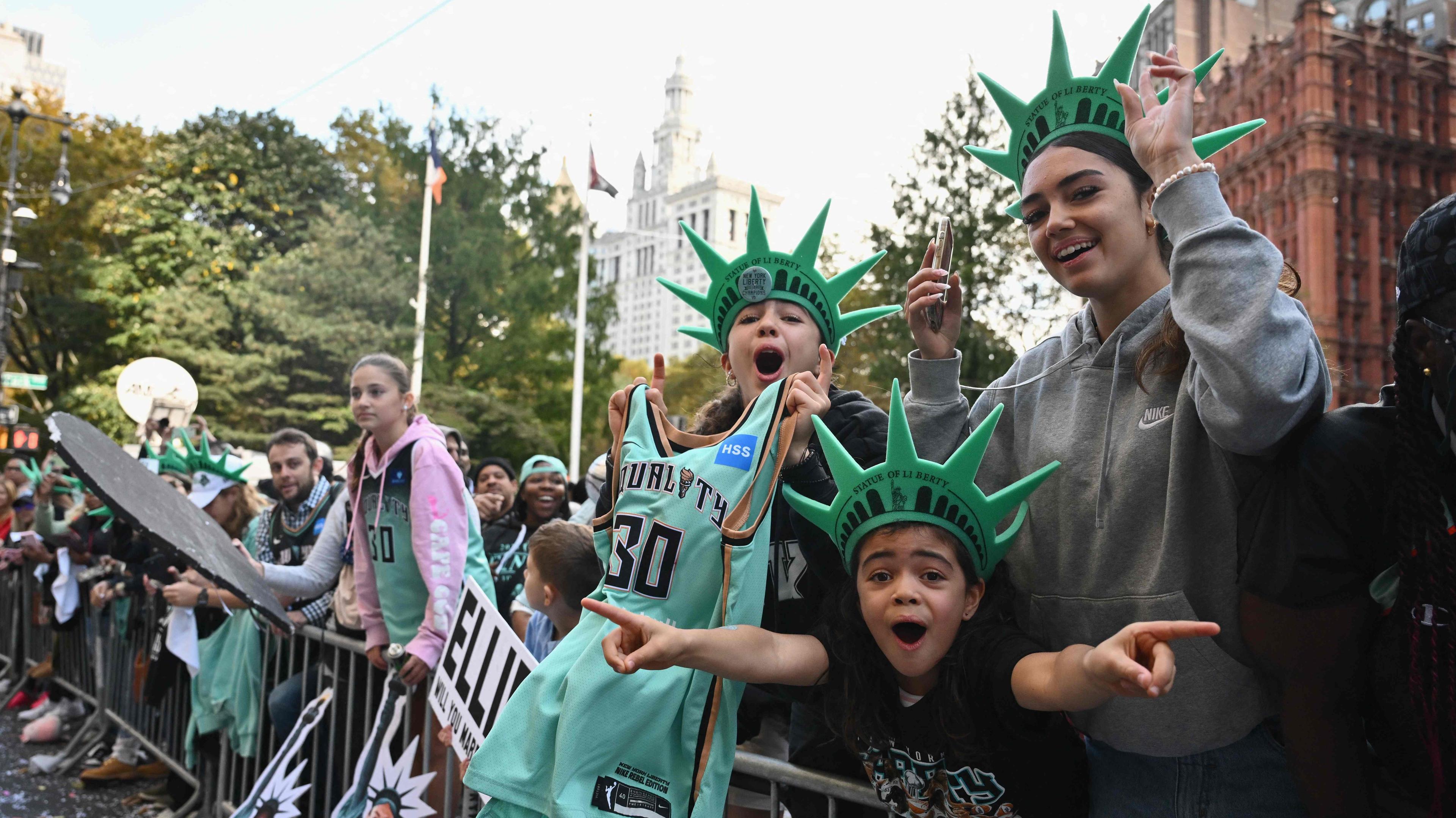 Fans feiern den Sieg der Spielerinnen von New York Liberty.