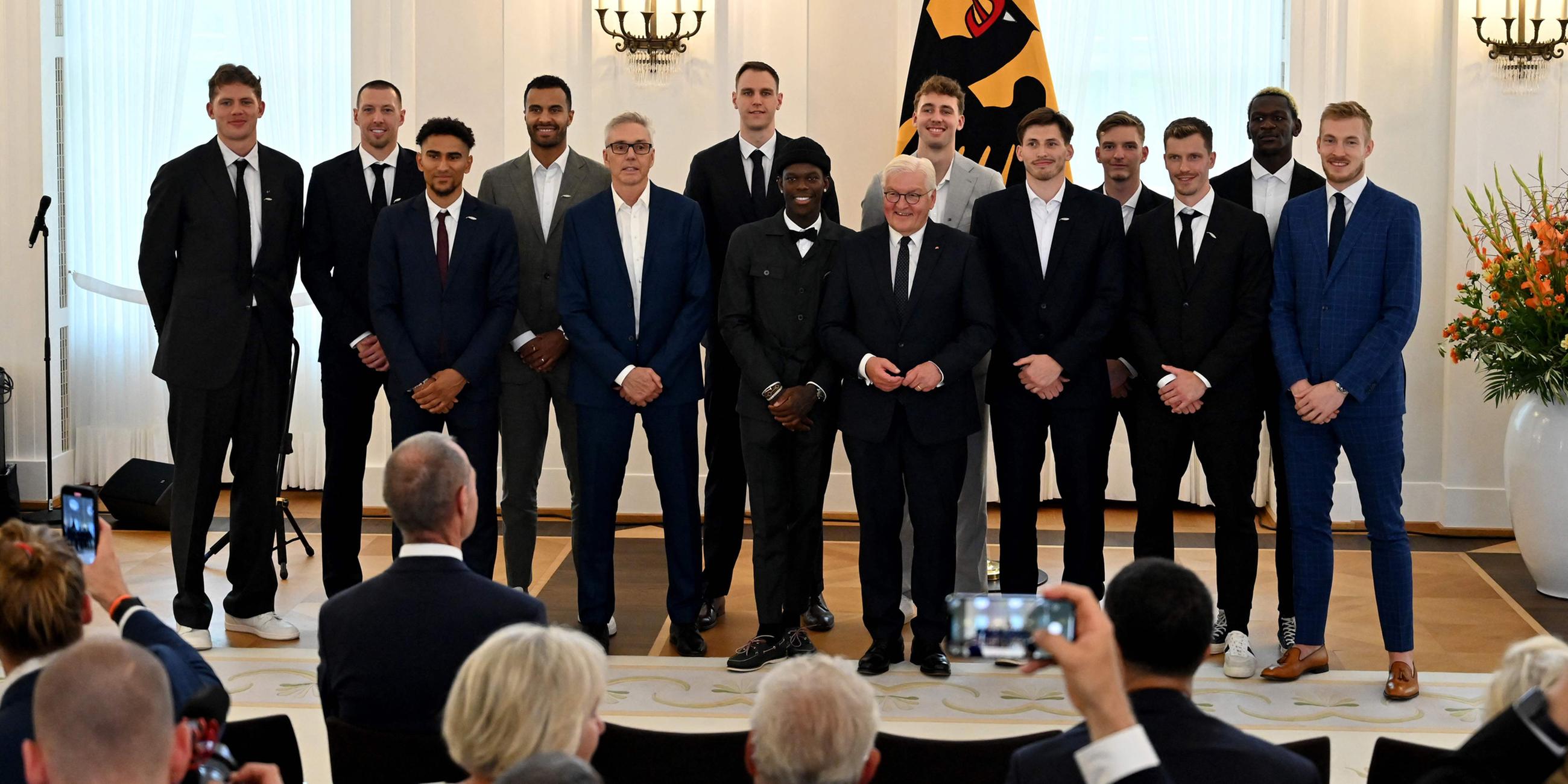 Frank-Walter Steinmeier und die deutsche Basketball-Nationalmannschaft
