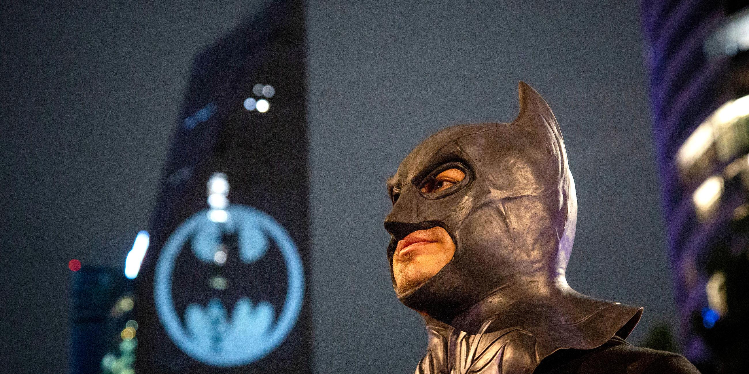 Batman-Fan steht vor dem Bat-Signal in Mexiko Stadt.