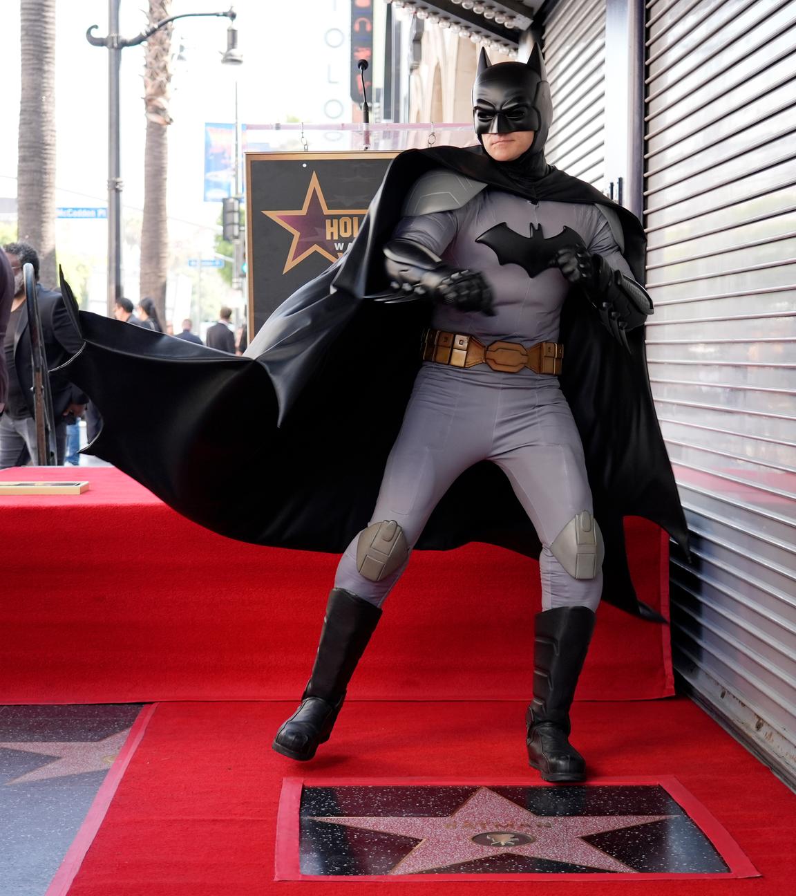 Eine Batman-Figur posiert für Fotografen während einer Zeremonie zur Verleihung eines Sterns an den Superhelden auf dem Hollywood Walk of Fame.