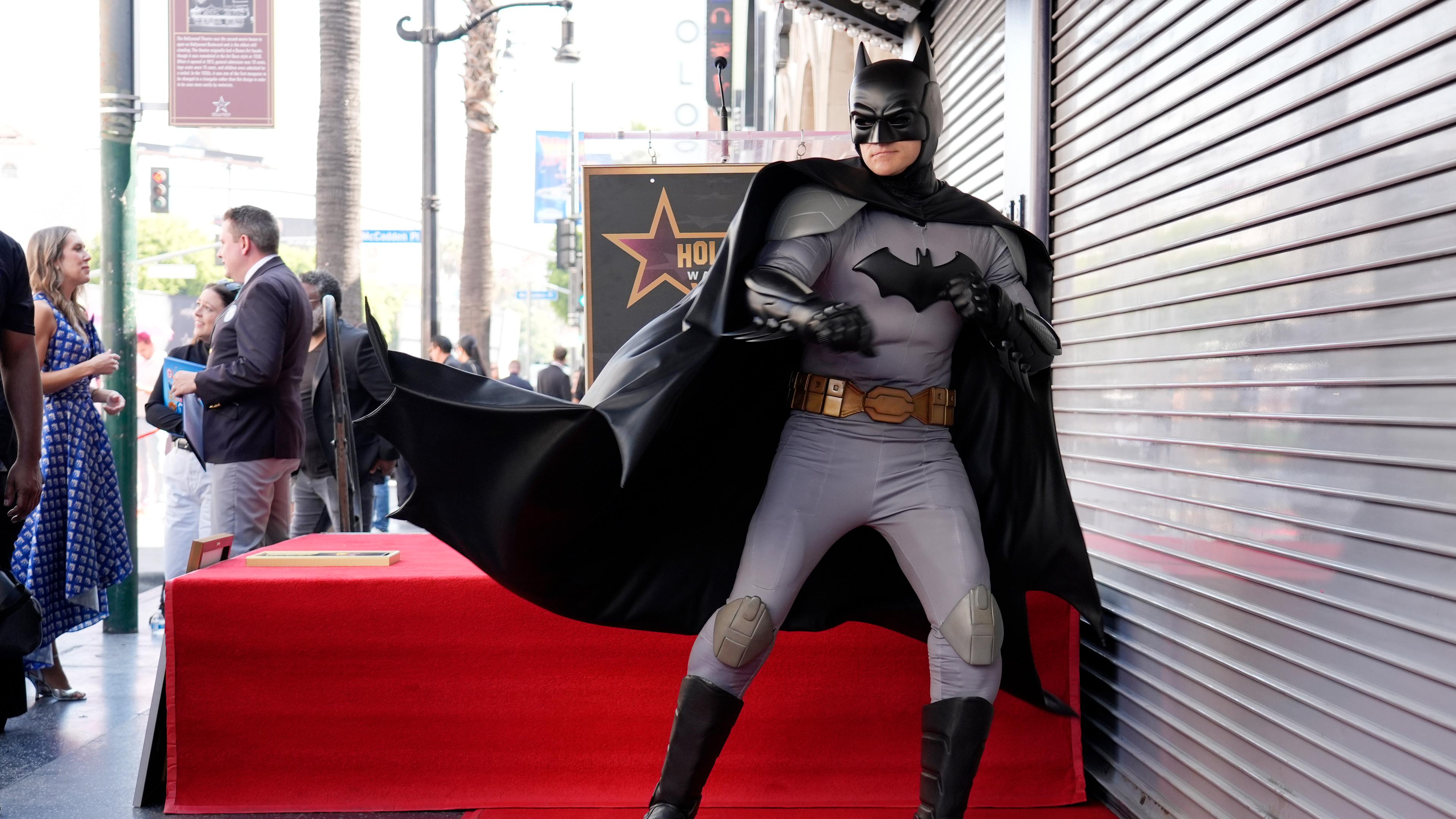 Eine Batman-Figur posiert für Fotografen während einer Zeremonie zur Verleihung eines Sterns an den Superhelden auf dem Hollywood Walk of Fame.