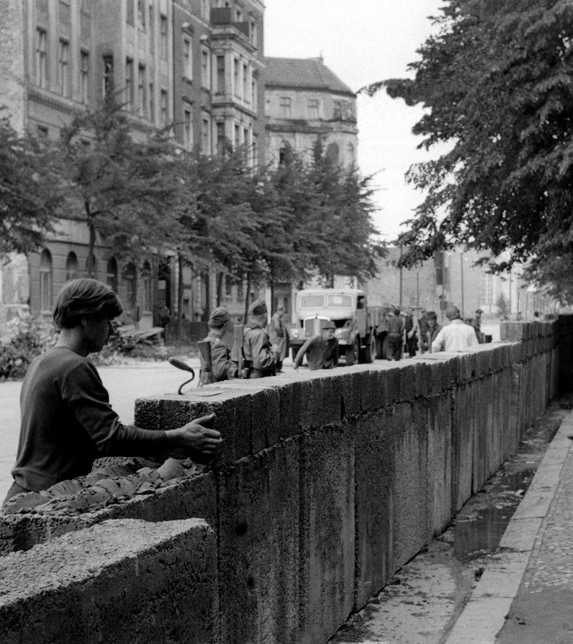 Durch Berlin wird eine Mauer gebaut