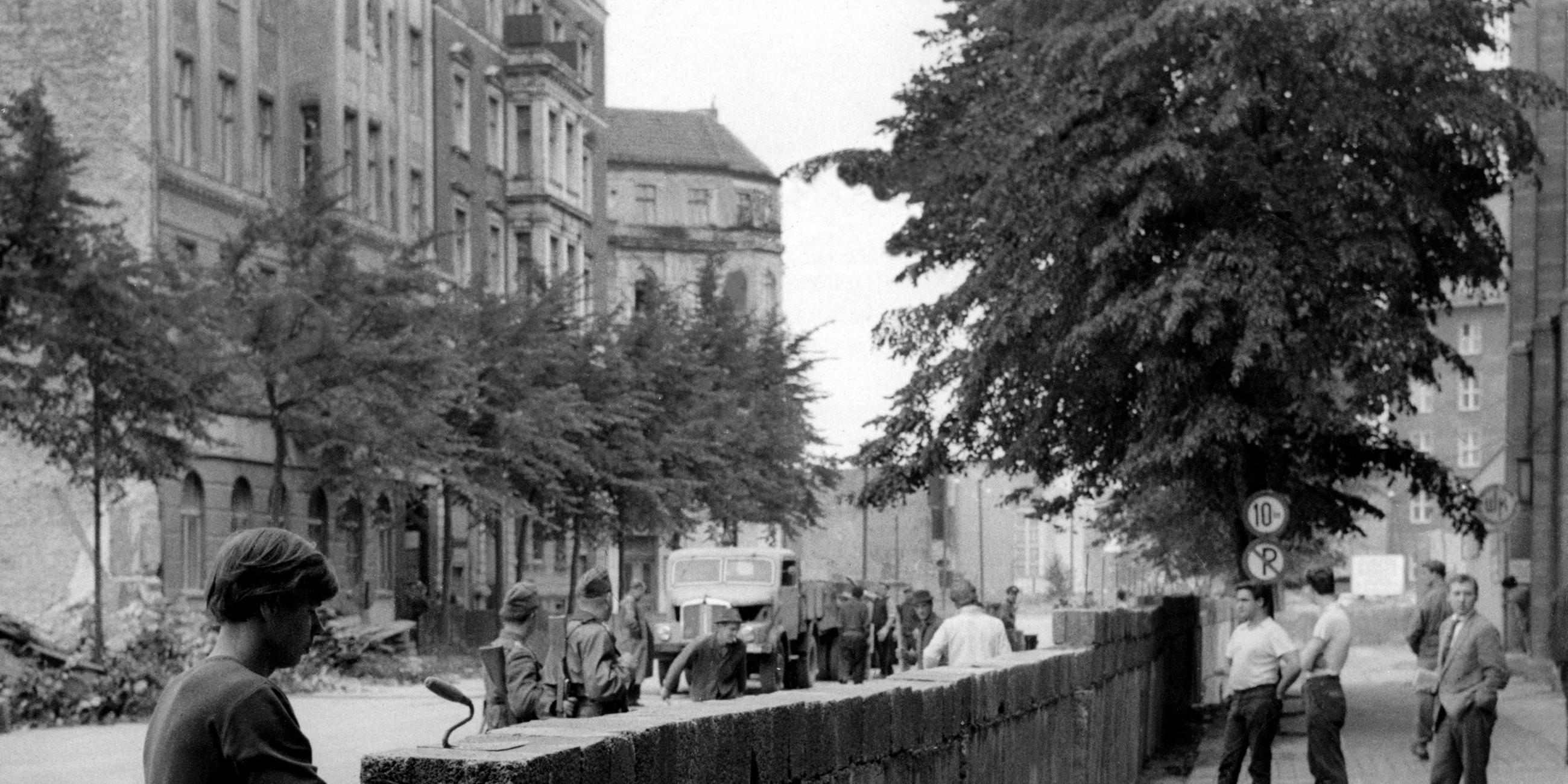 Durch Berlin wird eine Mauer gebaut