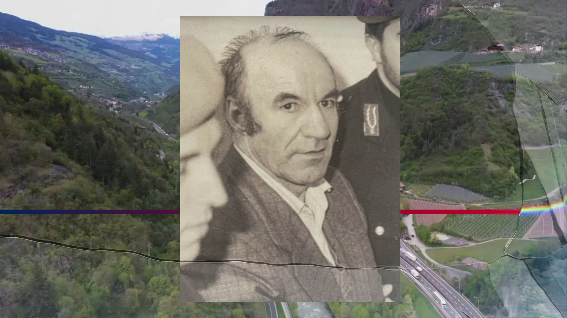 Foto aus der Polizeiakte: Täter Ernst Schrott mit zwei Polizeibeamten im Anschnitt. Weiteres Foto im Hintergrund. Tiroler Berge mit Straße und Flusslauf. In Hintergrund Tiroler Berge bei Bozen. Links daneben: Lichtschematische Darstellung eines Fingerabdrucks.