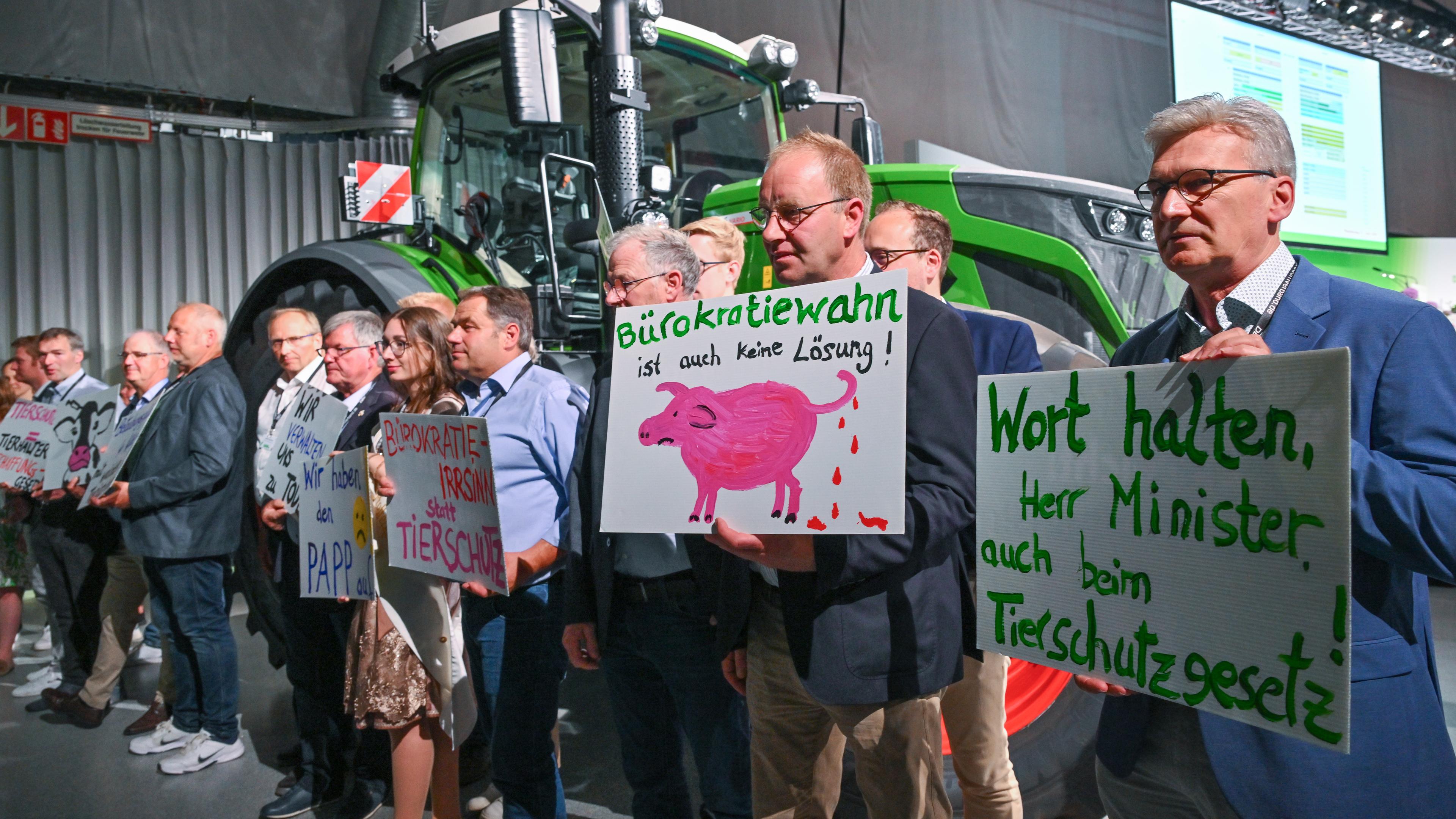 27.06.2024, Brandenburg, Cottbus: Landwirte protestieren zu Beginn des zweiten Tages vom Deutschen Bauerntag. 