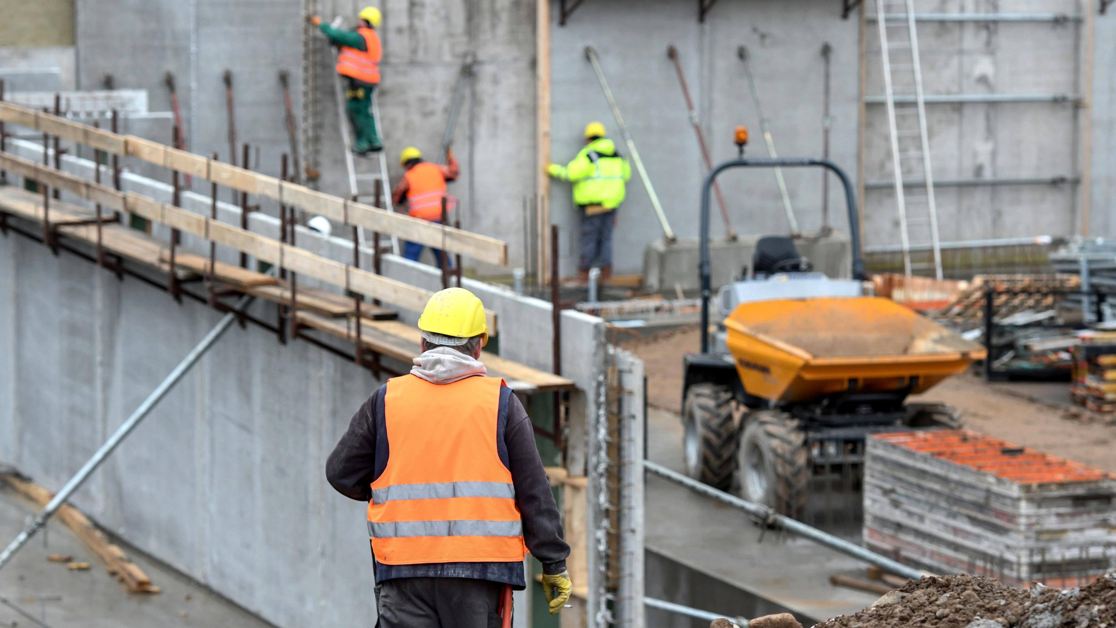 Großbaustelle für neue Eigentums- und Sozialwohnungen in Freiburg 