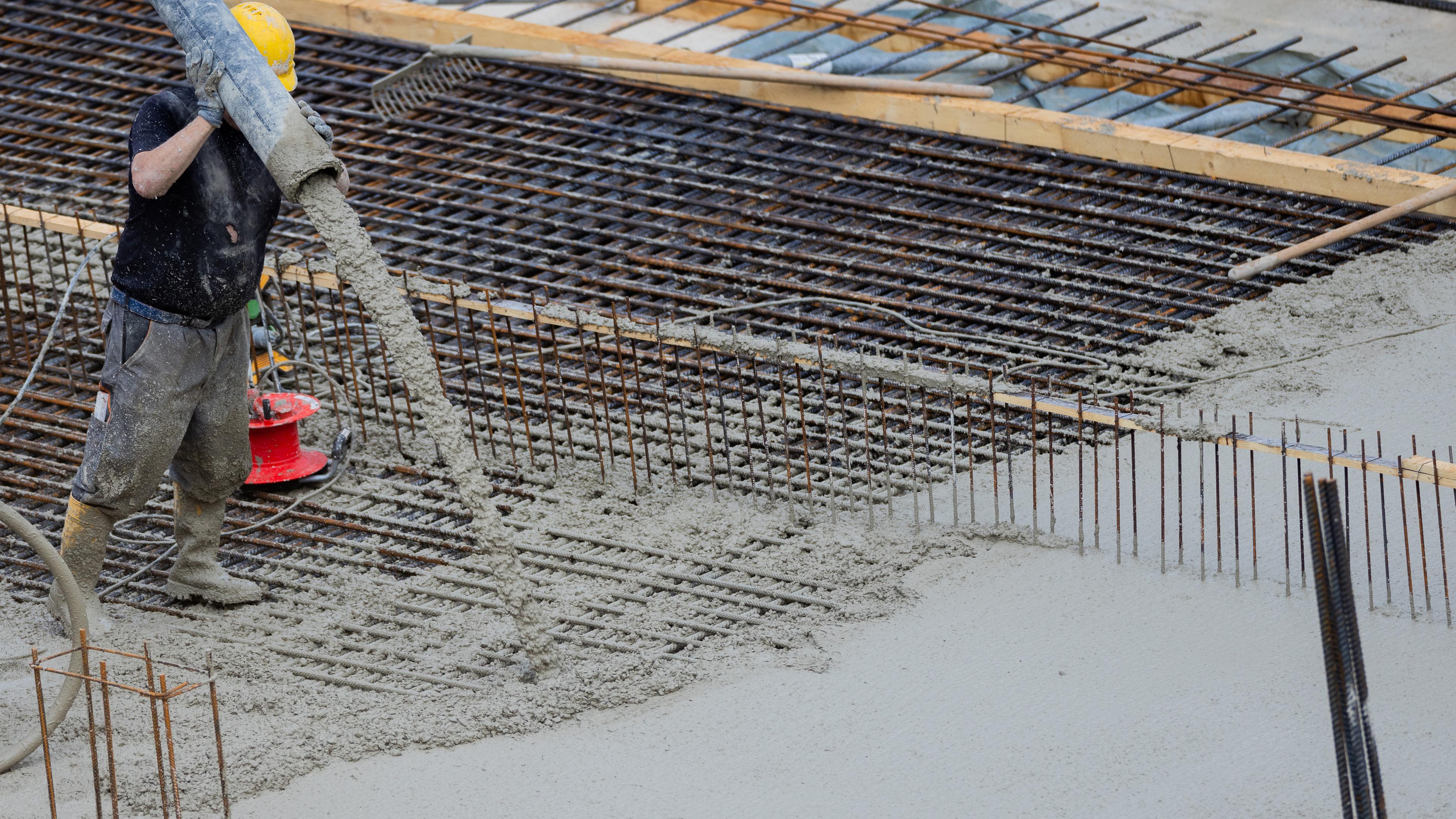 Beim Wohnungsbau wird eine Bodenplatte aus Beton gegossen.