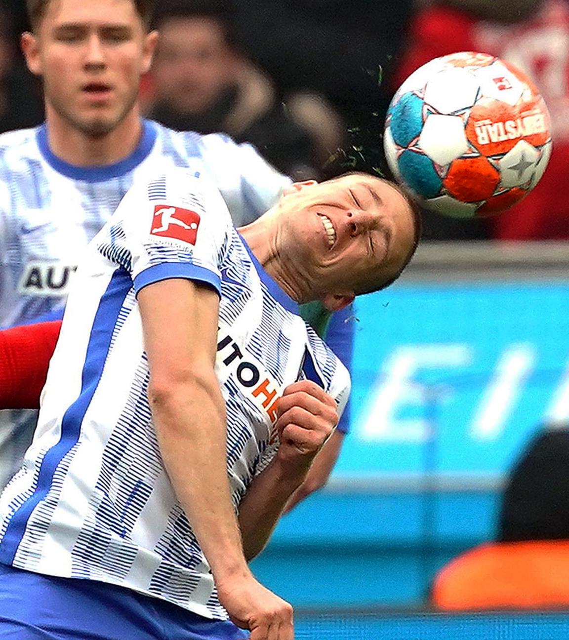 Leverkusens Moussa Diaby (L) im Einsatz gegen Herthas Santiago Ascacibar (R) beim Bundesliga-Fußballspiel zwischen Bayer 04 Leverkusen und Hertha BSC in Leverkusen, Deutschland, 02.04.2022