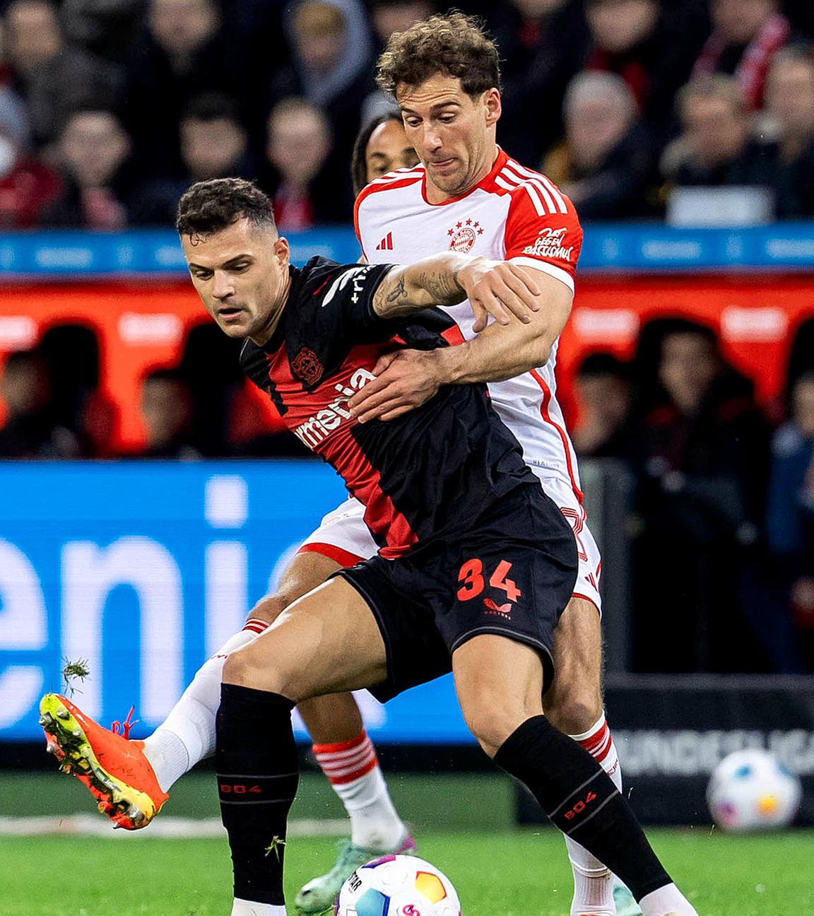 Leon Goretzka (FC Bayern Muenchen, 8) im Zweikampf mit Granit Xhaka (Bayer 04 Leverkusen, Nr. 34);