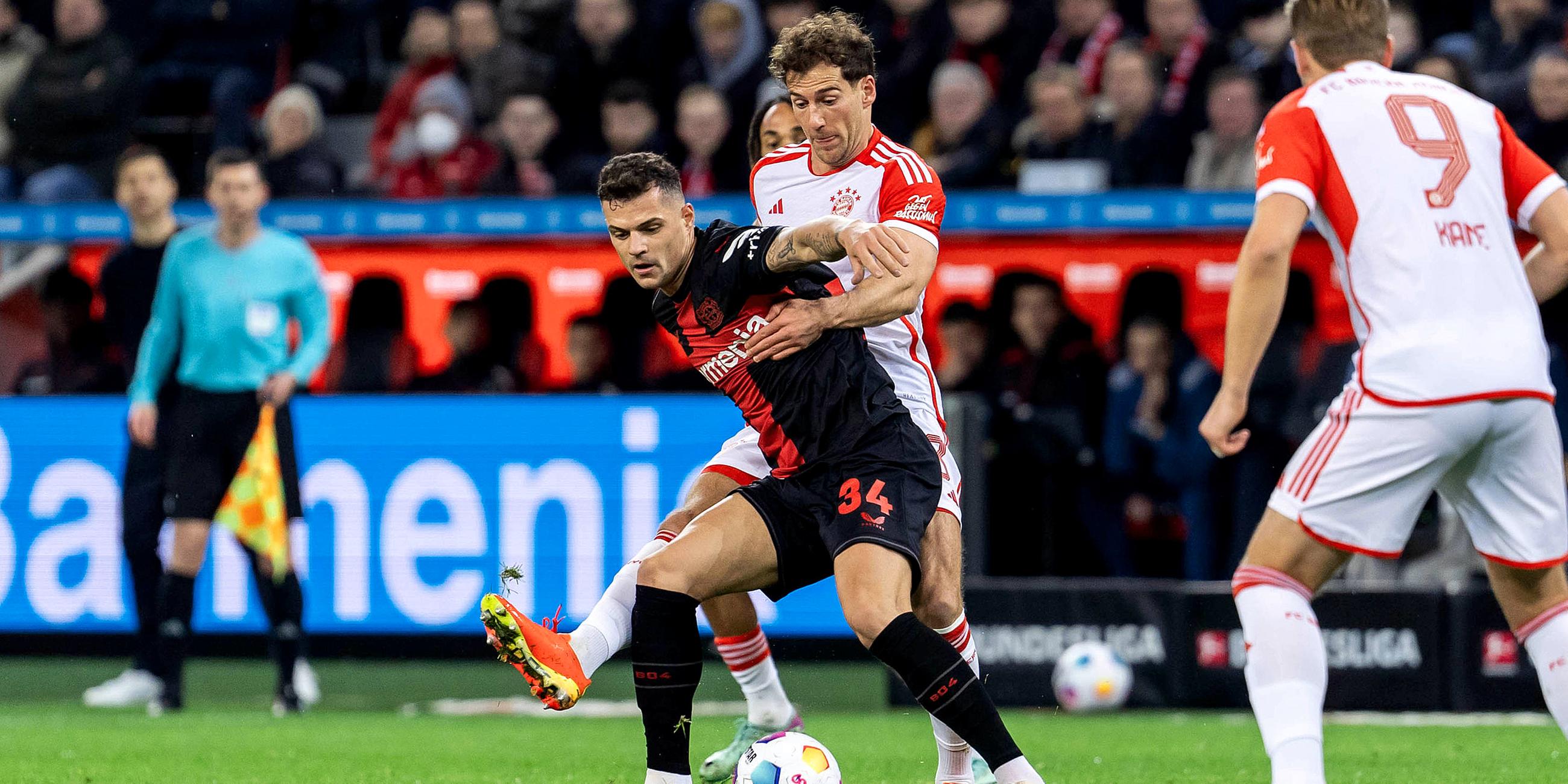 Leon Goretzka (FC Bayern Muenchen, 8) im Zweikampf mit Granit Xhaka (Bayer 04 Leverkusen, Nr. 34);