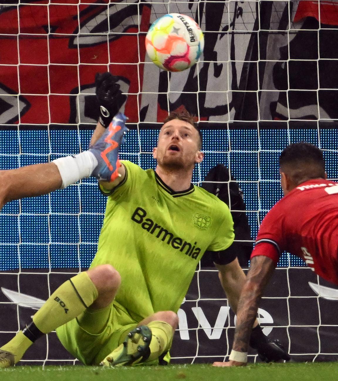 Leverkusens Torwart Lukas Hradecky (M) und Mönchengladbachs Stefan Lainer kämpfen um den Ball.