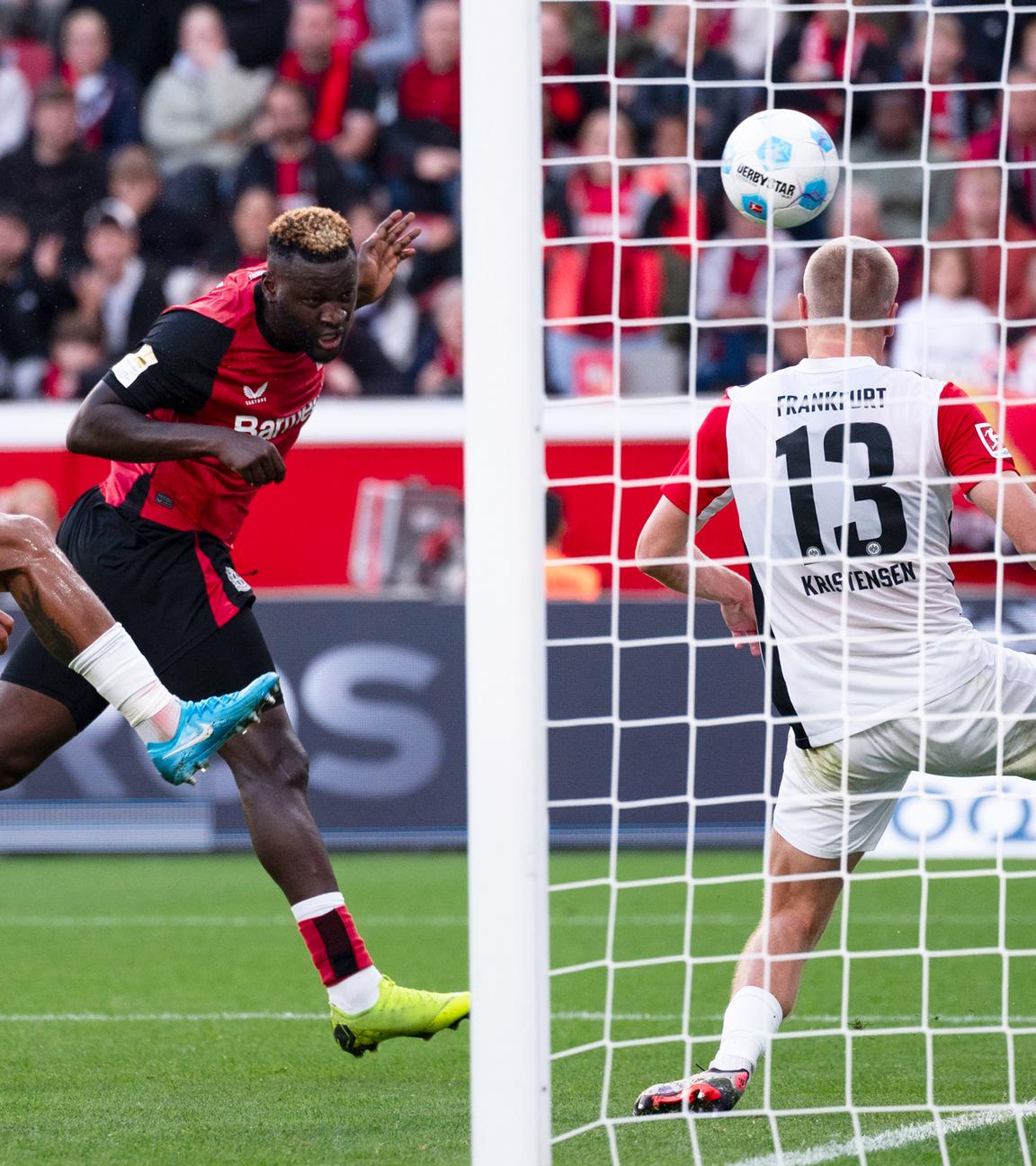  Leverkusens Victor Boniface (2. v.r.) trifft zur 2:1 Führung. 