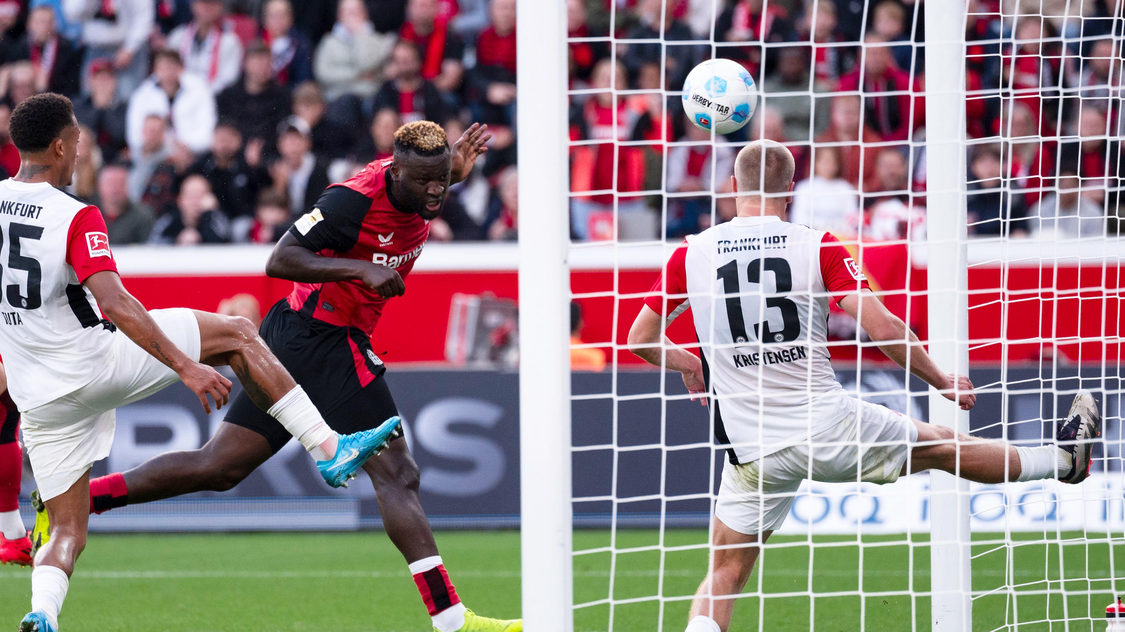  Leverkusens Victor Boniface (2. v.r.) trifft zur 2:1 Führung. 