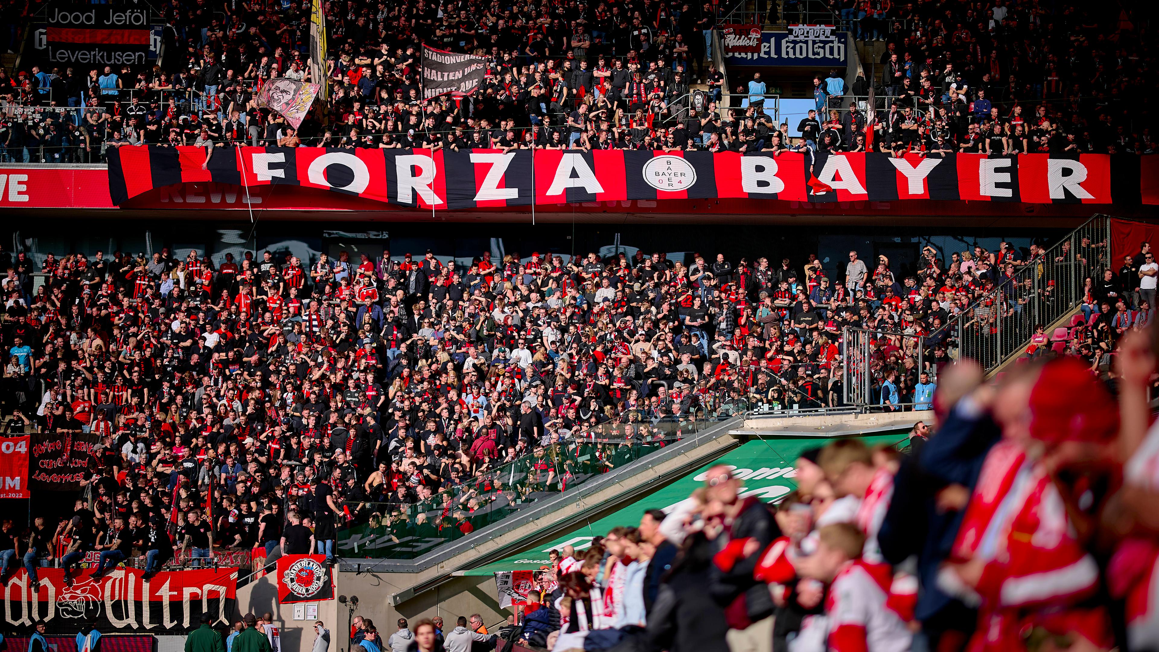 Bayer-Leverkusen-Fans zeigen ein Banner mit der Inschrift im Köln Stadion 