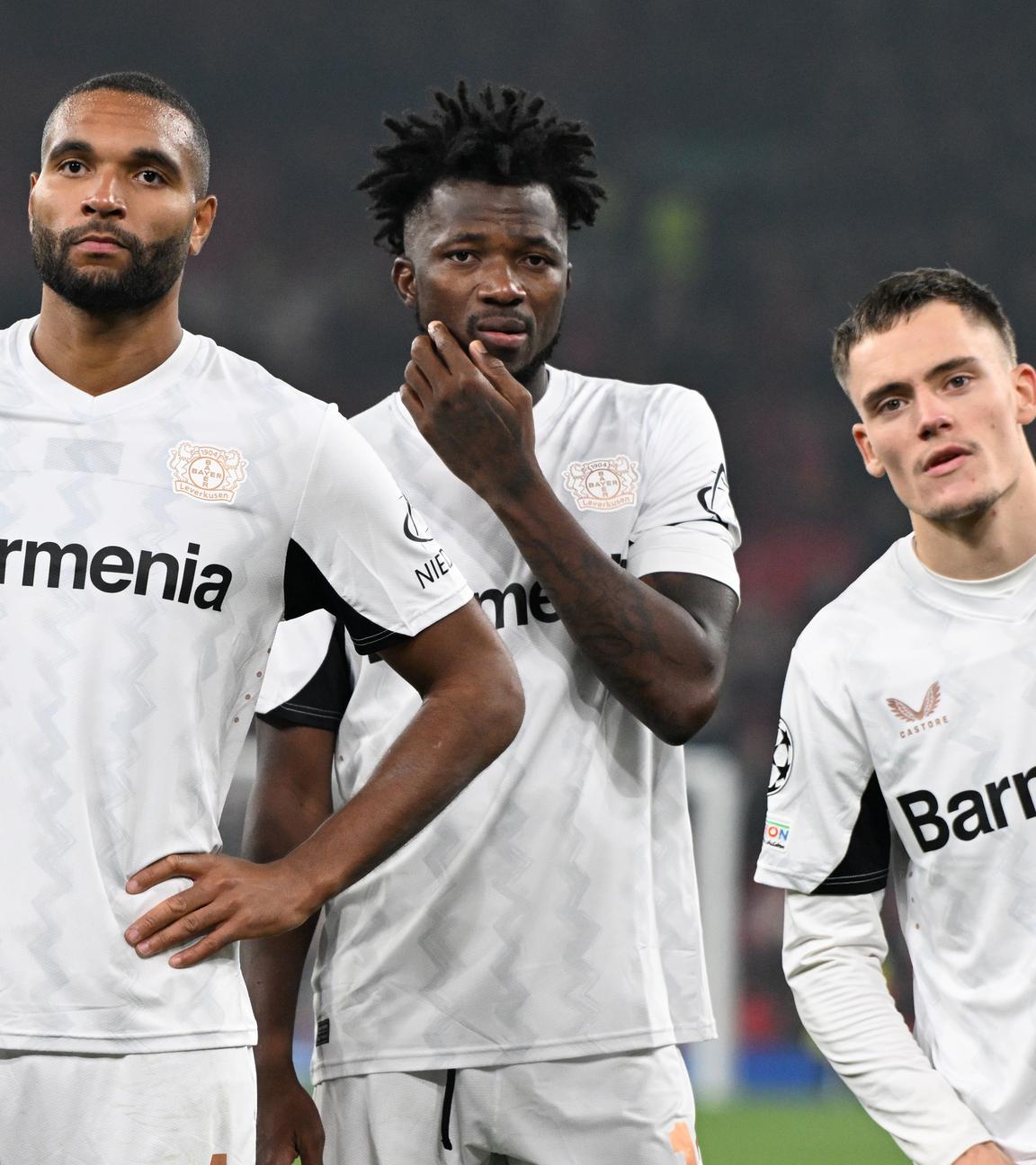 05.11.2024, Fußball-Champions-League, FC Liverpool - Bayer Leverkusen: Granit Xhaka, Jonathan Tah, Edmond Tapsoba und Florian Wirtz (von links) stehen nach dem Spiel enttäuscht bei den Fans.