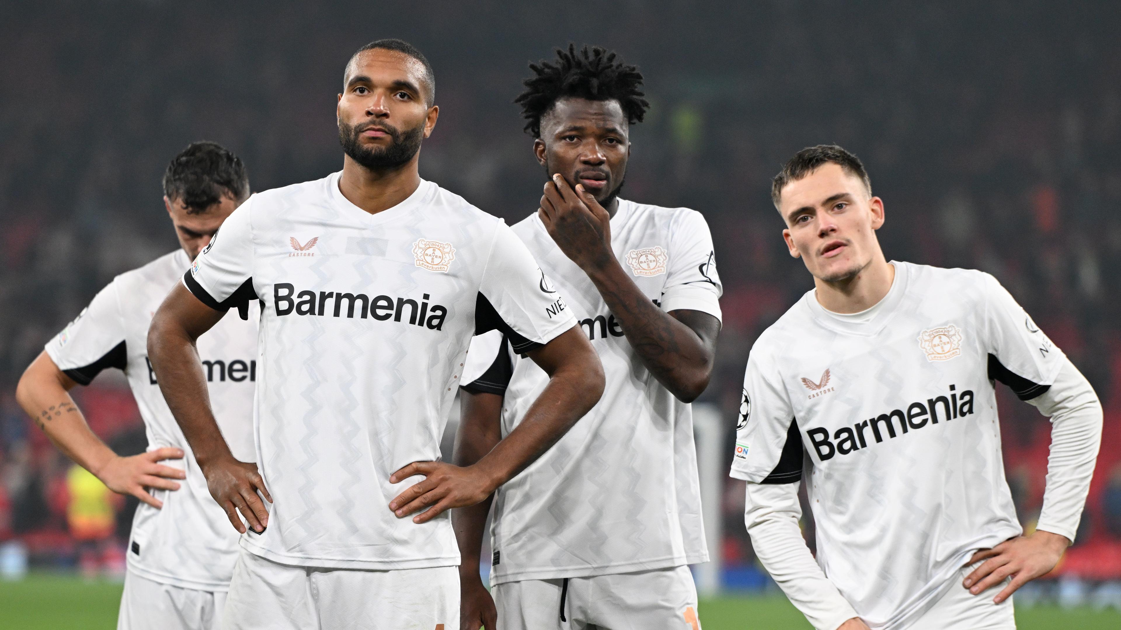 05.11.2024, Fußball-Champions-League, FC Liverpool - Bayer Leverkusen: Granit Xhaka, Jonathan Tah, Edmond Tapsoba und Florian Wirtz (von links) stehen nach dem Spiel enttäuscht bei den Fans.