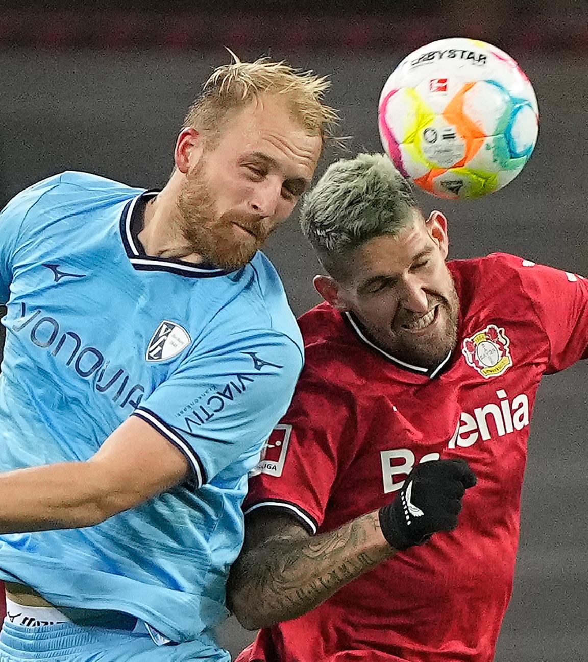 Philipp Hofmann (Bochum, l) und Robert Andrich (Leverkusen, r) kämpfen um den Ball.