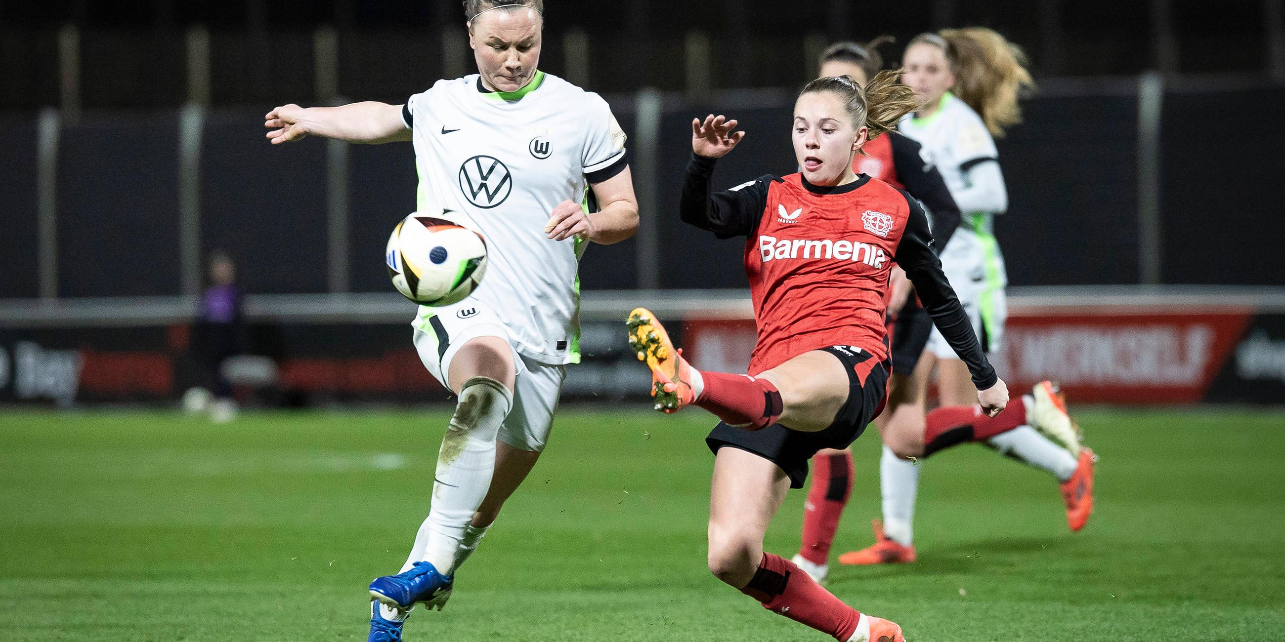 Marina Hegering (l.) im Kampf um den Ball mit Janou Levels