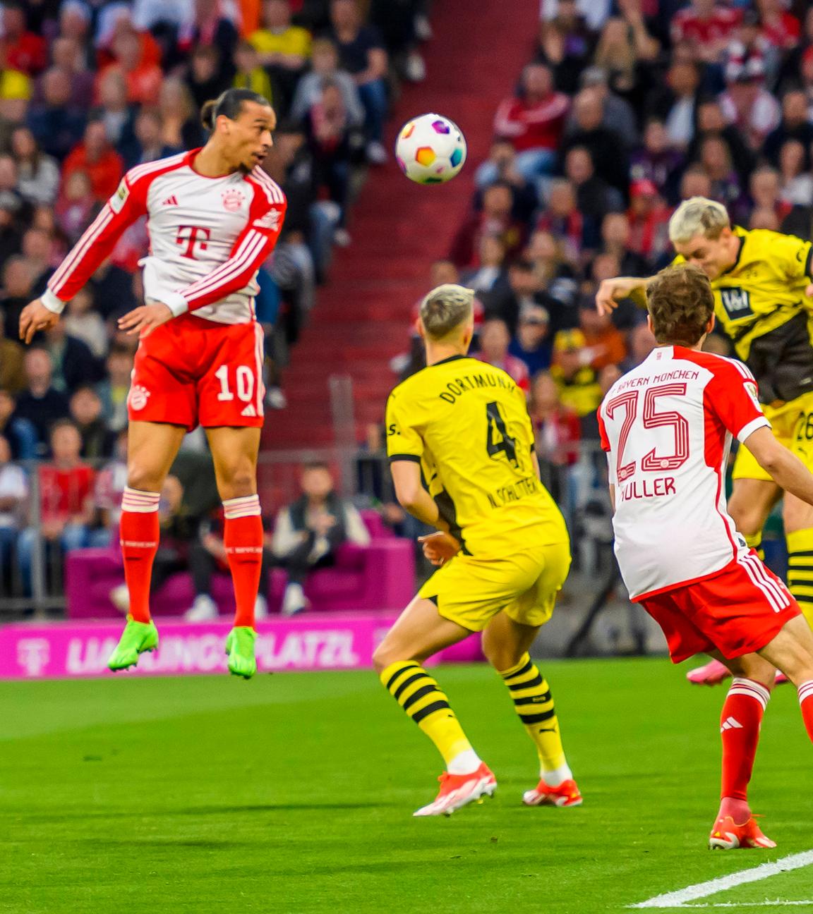 Bayerns Leroy Sane in Aktion beim Spiel gegen Dortmund am 30.03.2024.