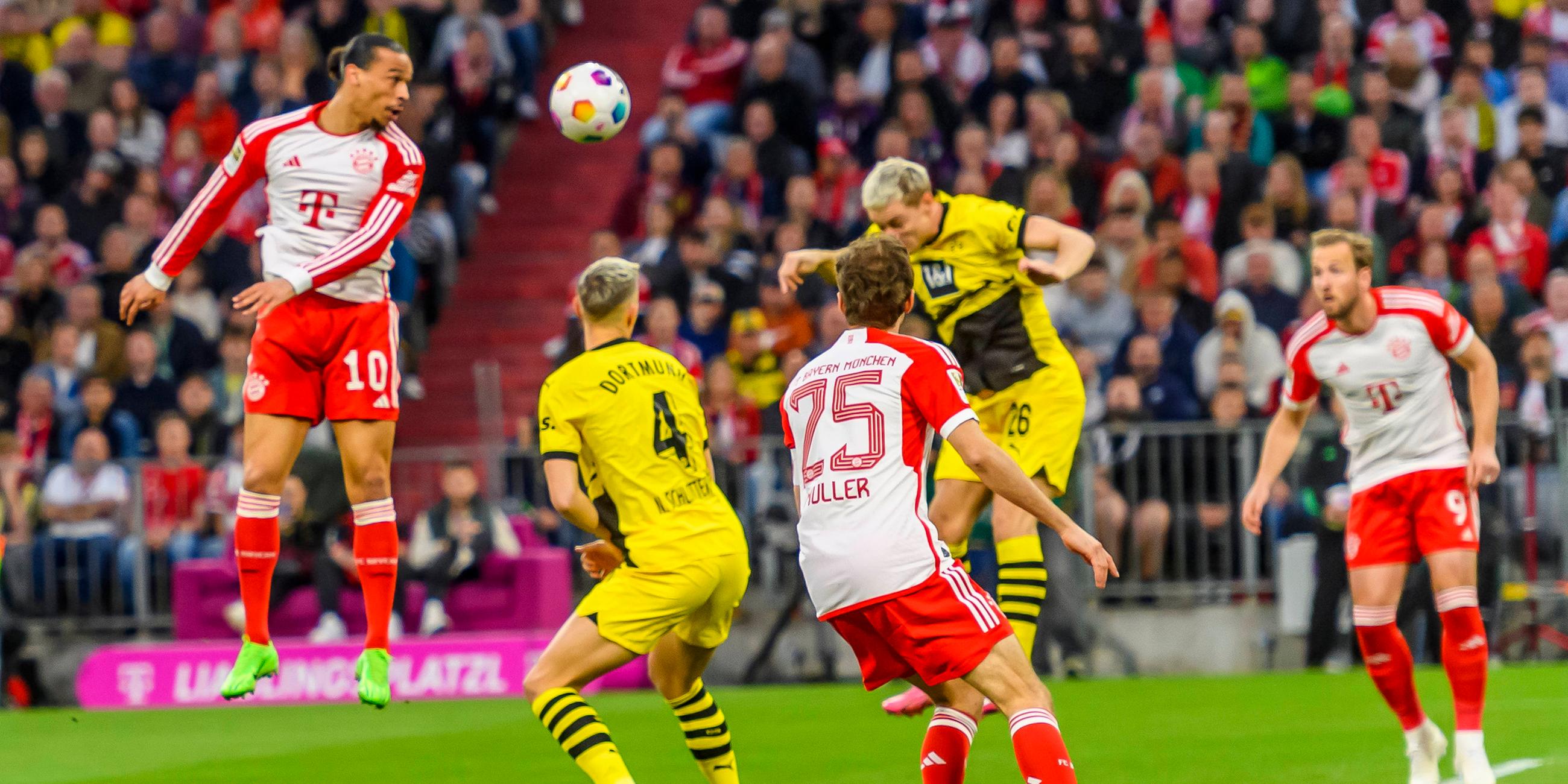 Bayerns Leroy Sane in Aktion beim Spiel gegen Dortmund am 30.03.2024.