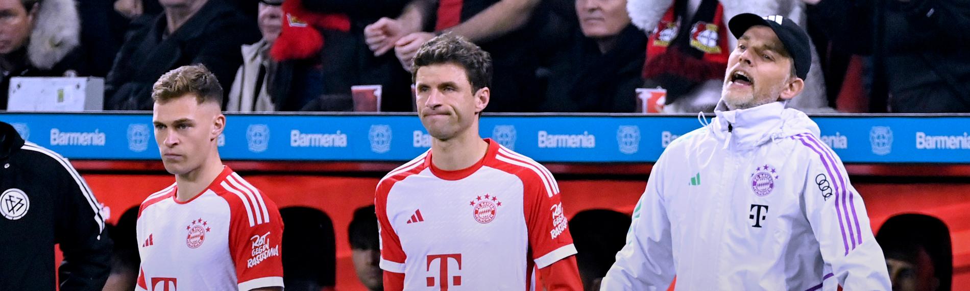 Fußball, Bundesliga, Bayer 04 Leverkusen - FC Bayern: Münchens Trainer Thomas Tuchel bei der Einwechslung mit Thomas Müller und Joshua Kimmich.