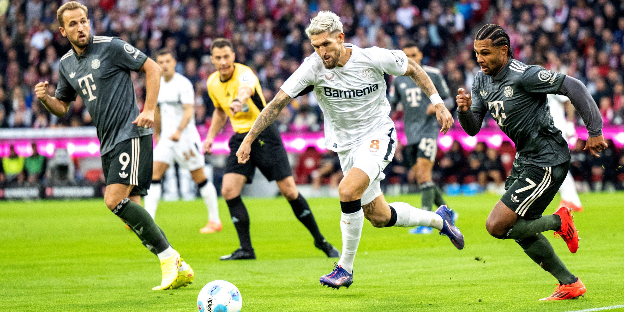 Harry Kane (München), Robert Andrich (Leverkusen) und Serge Gnabry (München) kämpfen um den Ball am 28.09.24.