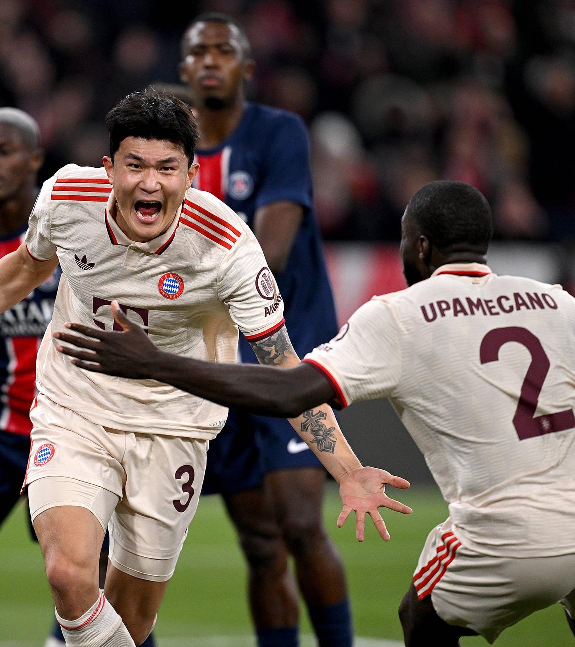 Champions League, FC Bayern München - Paris Saint-Germain: Min-Jae Kim bejubelt sein Tor mit mit Dayot Upamecano