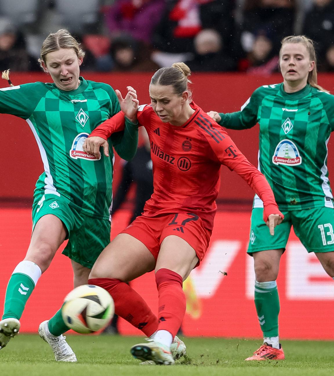 Kaylie Ronan (Werder Bremen) und Klara Bühl (Bayern München) im Zweikampf.