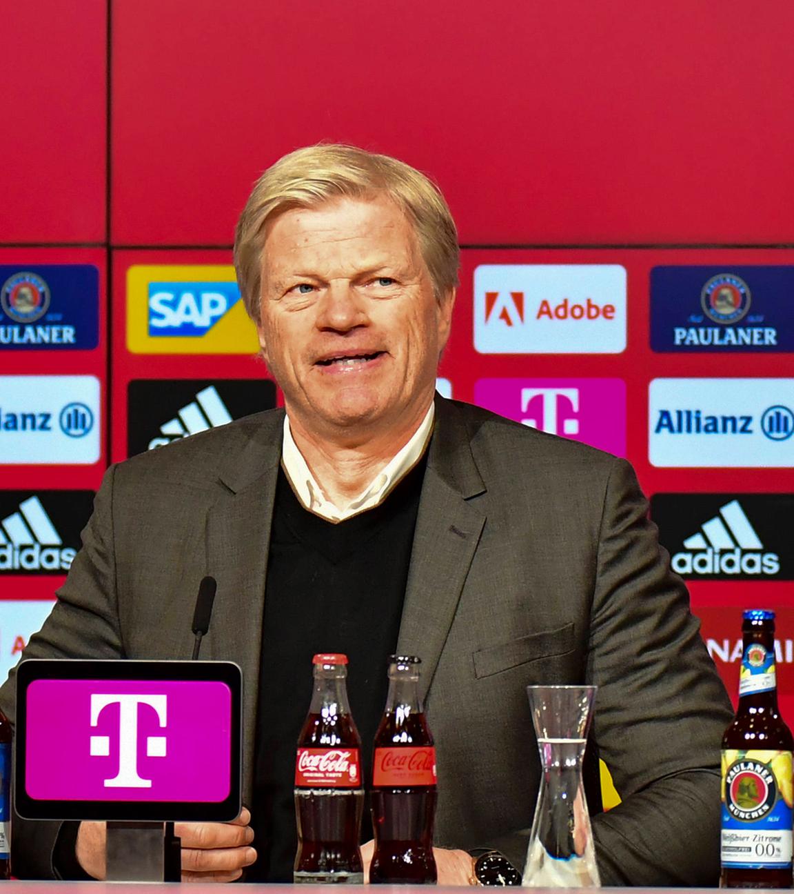25.03.2023, München: Vorstandsmitglied Oliver Kahn (l.) und Sportdirektor Hasan Salihamidzic bei der Pressekonferenz des FC Bayern München