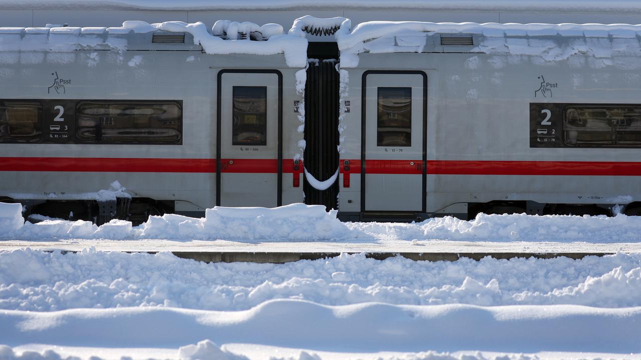 Nach Ausfällen Wegen Schneechaos: Bahngewerkschaften Fordern ...