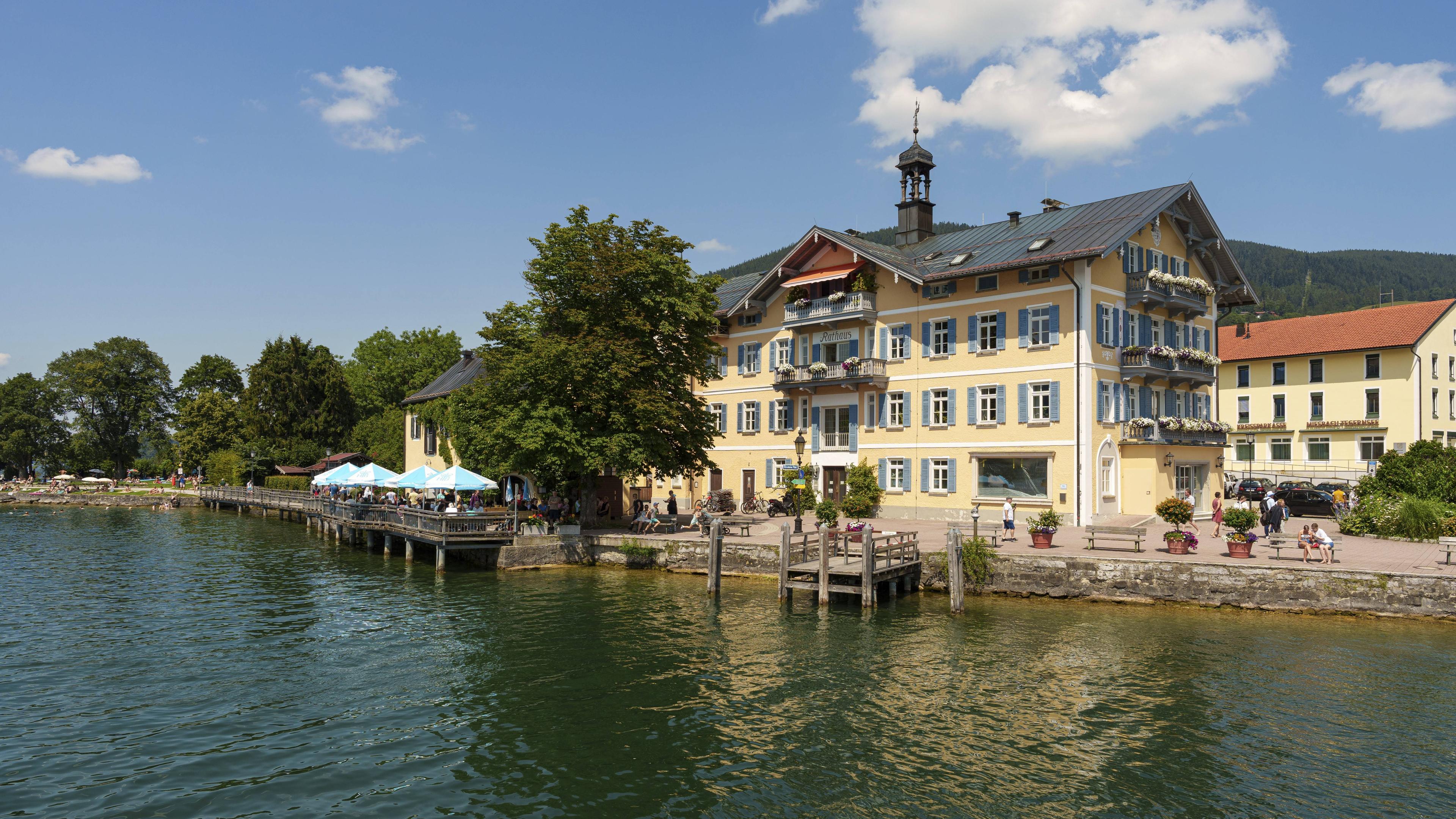 Uferpromenade mit dem Rathaus im Ort Tegernsee