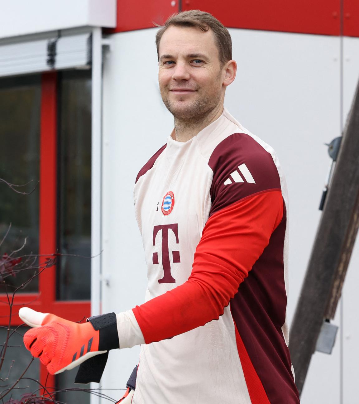 Bayern Münchens Torwart Manuel Neuer lächelt beim Training am 22. Oktober 2024.