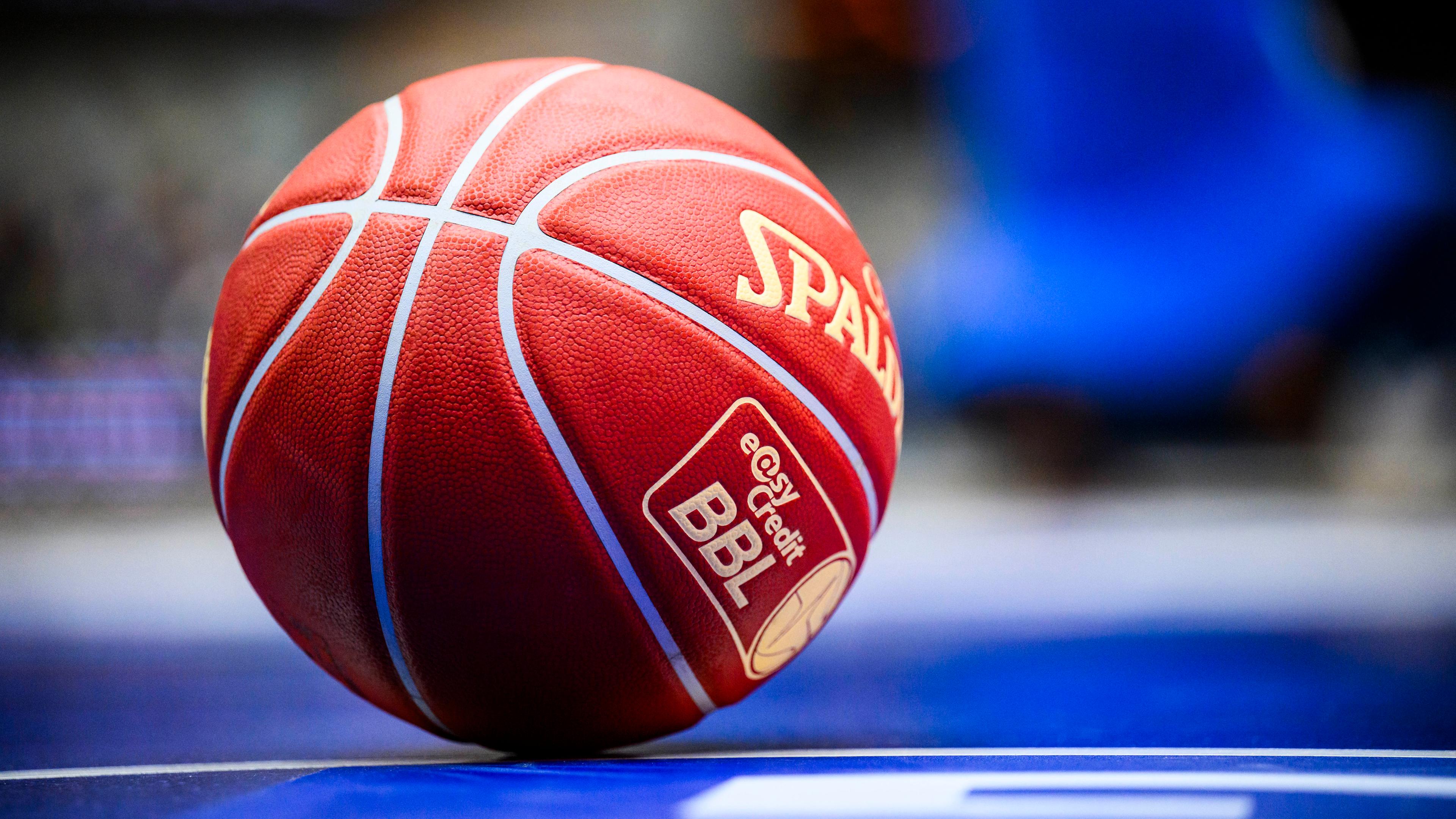 Ein Basketball mit der Beschriftung easy Credit BBL liegt auf dem Boden.