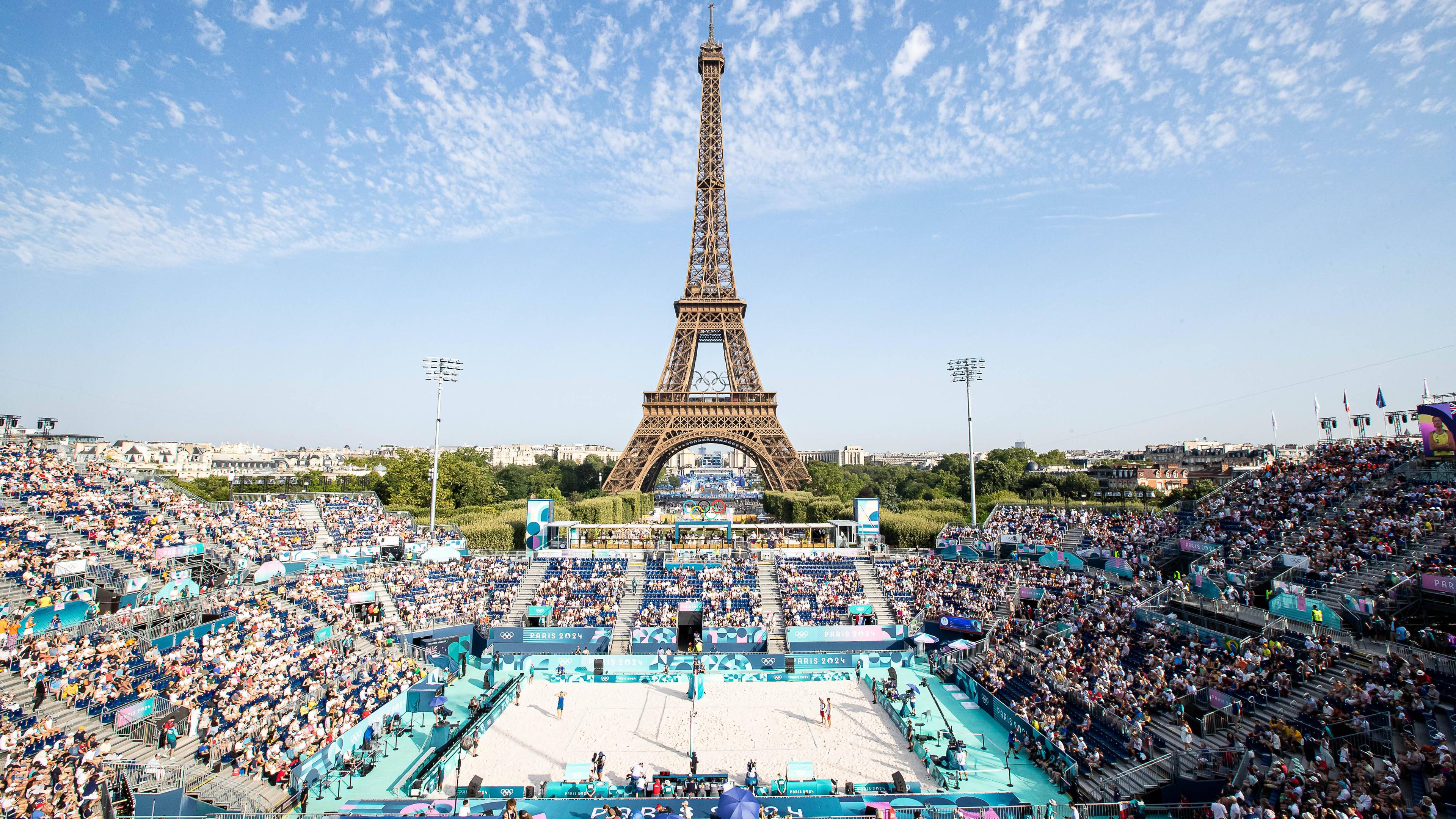 Das Beachvolleyball-Feld mit dem Eifelturm im Hintergrund bei den olympischen Spielen 2024 in Paris.