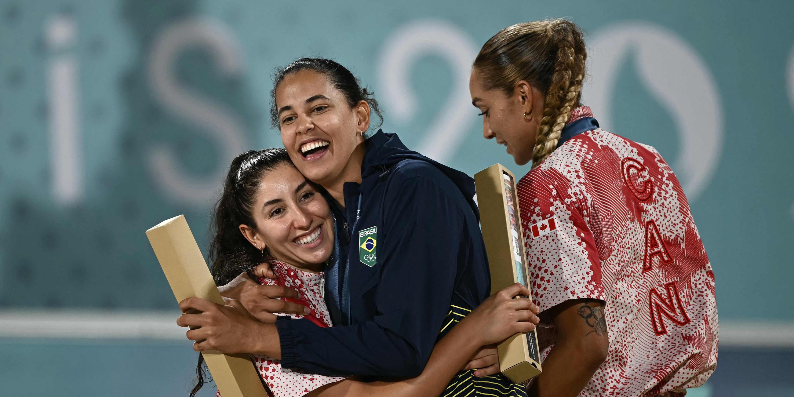 Silbermedaillengewinnerinnen Melissa Humana-Paredes und Brandie Wilkerson aus Kanada mit mit der Goldmedaillengewinnerin Eduarda Santos Lisboa aus Brasilien auf dem Podium 