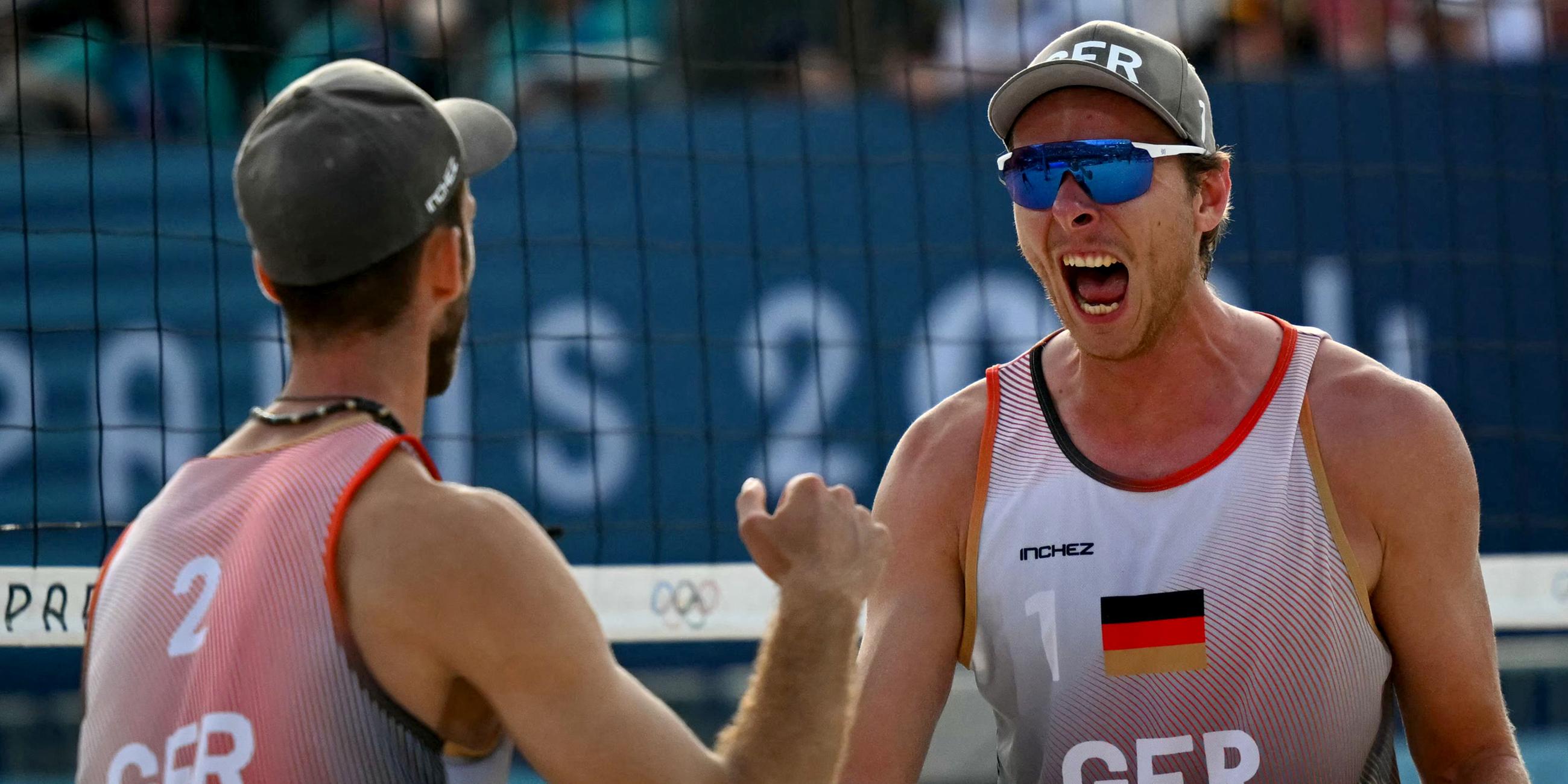 Nils Ehlers (Nr. 01) und Clemens Wickler (Nr. 02) feiern einen Punkt im Beachvolleyball-Halbfinale.