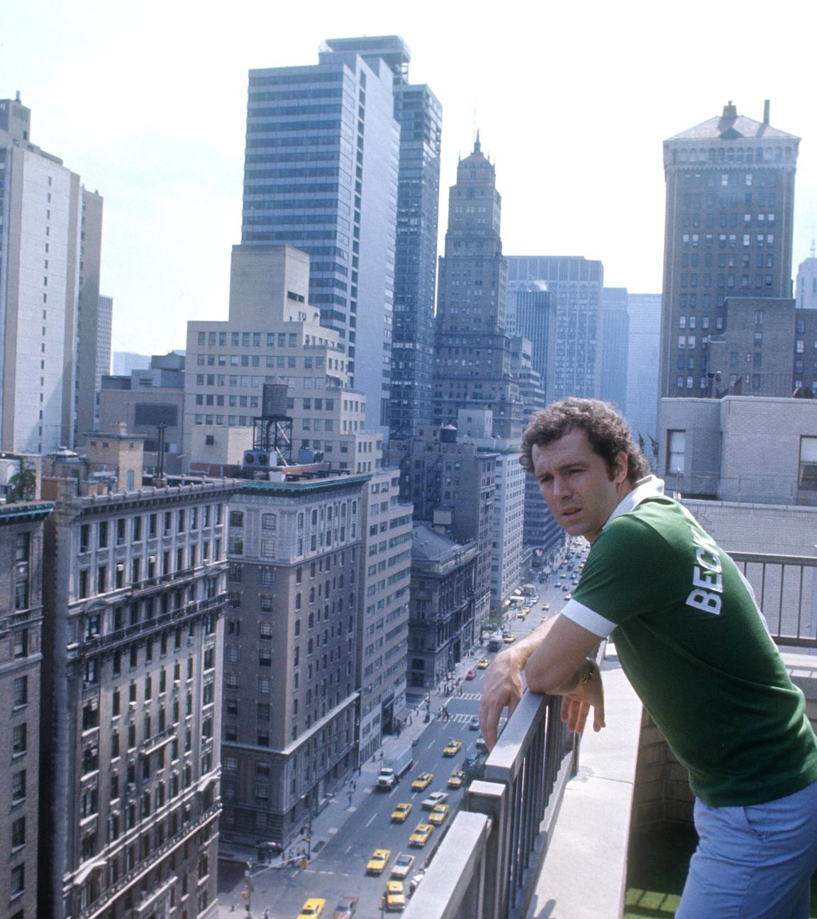 Franz Beckenbauer steht 1977 auf einem Balkon vor der Skyline  in NewYork.