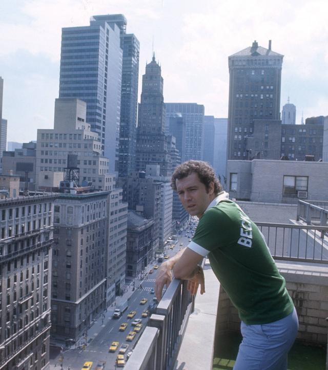 Franz Beckenbauer steht 1977 auf einem Balkon vor der Skyline  in NewYork.