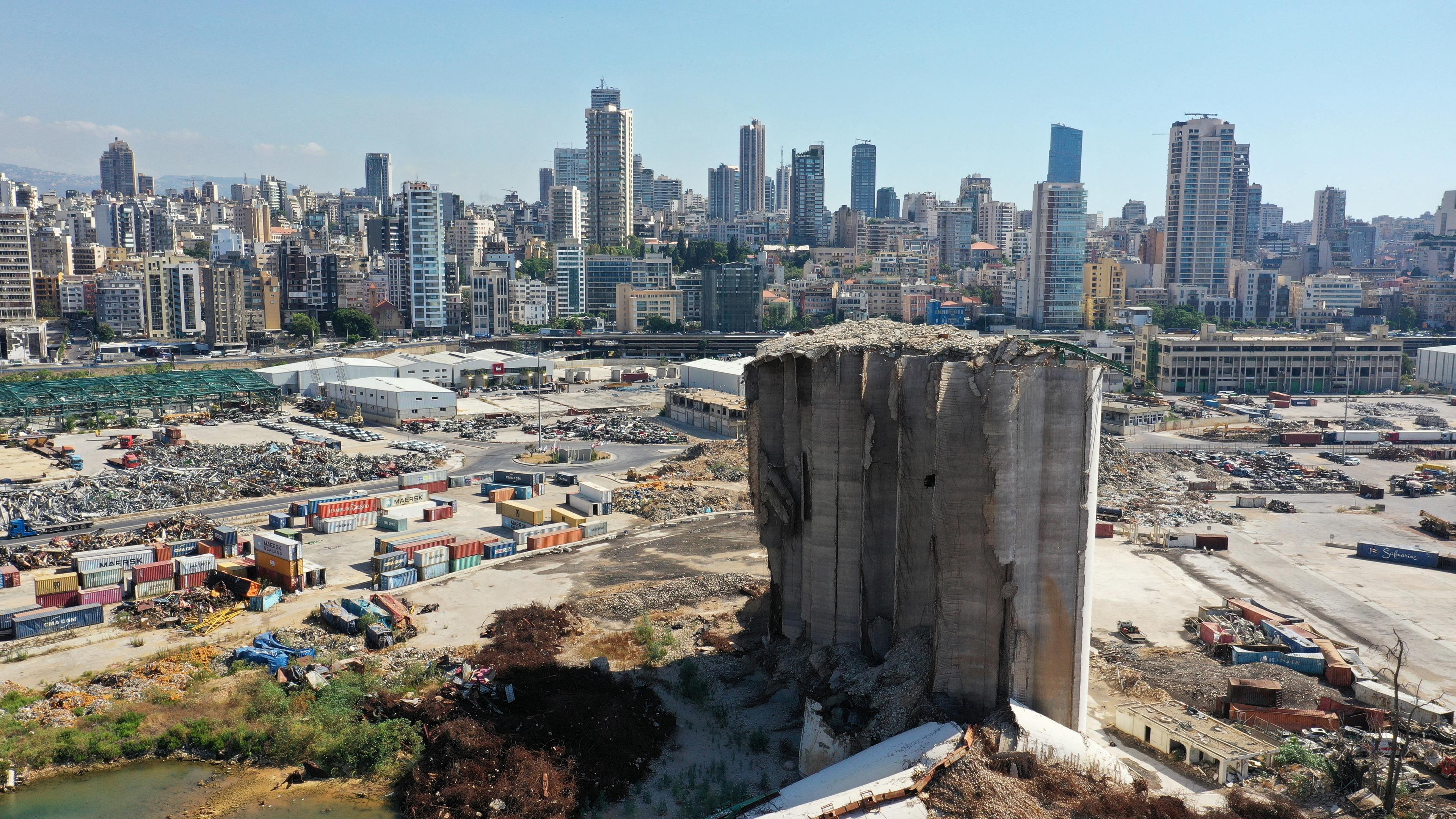 Die teilweise eingestürzten Getreidesilos, die bei der Hafenexplosion in Beirut am 4. August 2020 beschädigt wurden.