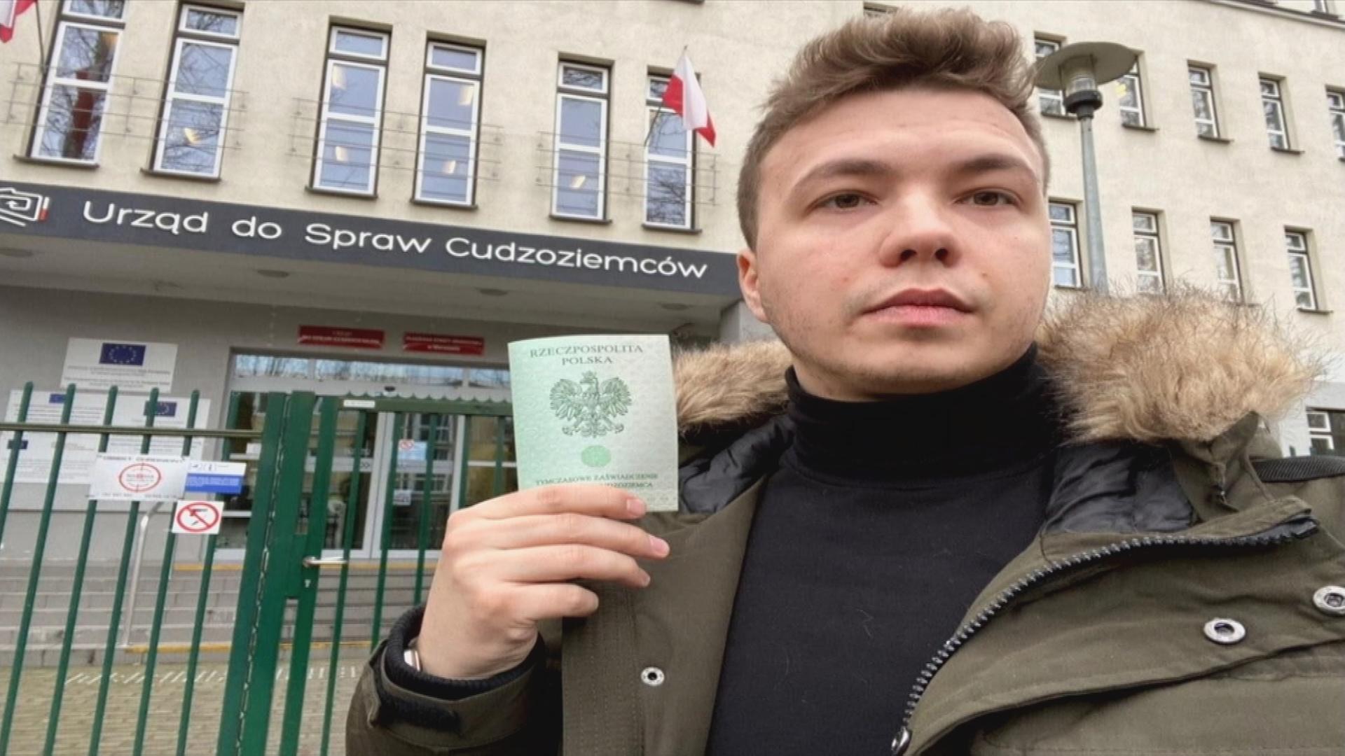 Der belarussische Blogger Roman Protasewitsch mit seinem Pass