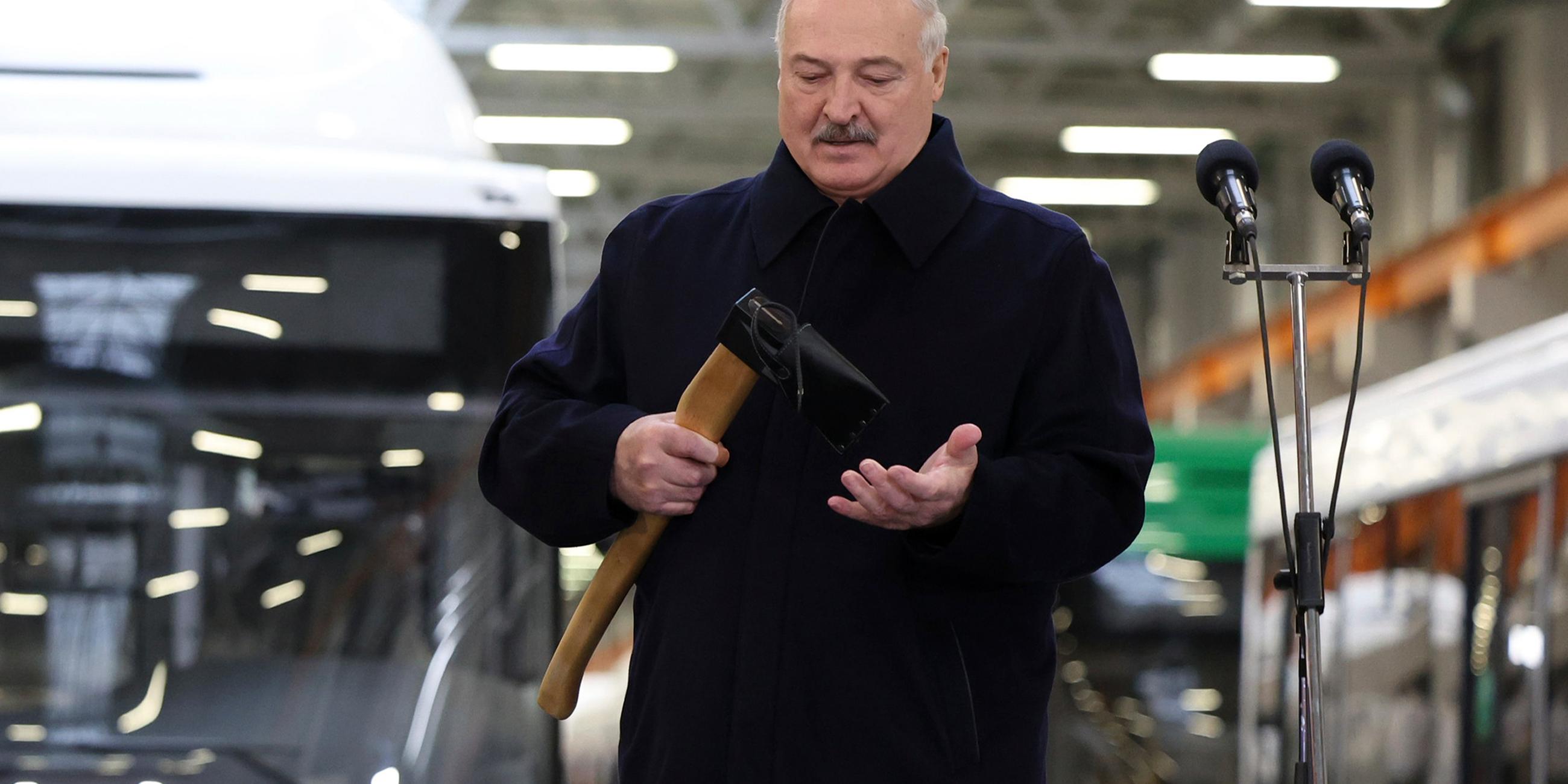  Auf diesem vom Pressedienst des belarussischen Präsidenten via AP veröffentlichten Foto hält der belarussische Präsident Alexander Lukaschenko ein Werkzeug in der Hand, während er zu Mitarbeitern des Minsker Automobilwerks (MAZ) spricht.